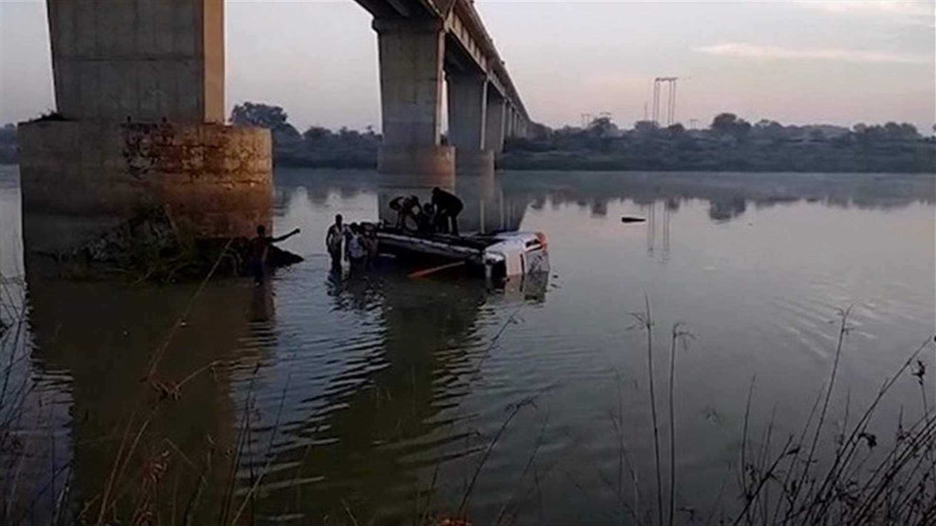 بالفيديو - 32 قتيلا إثر سقوط حافلة عن جسر في الهند