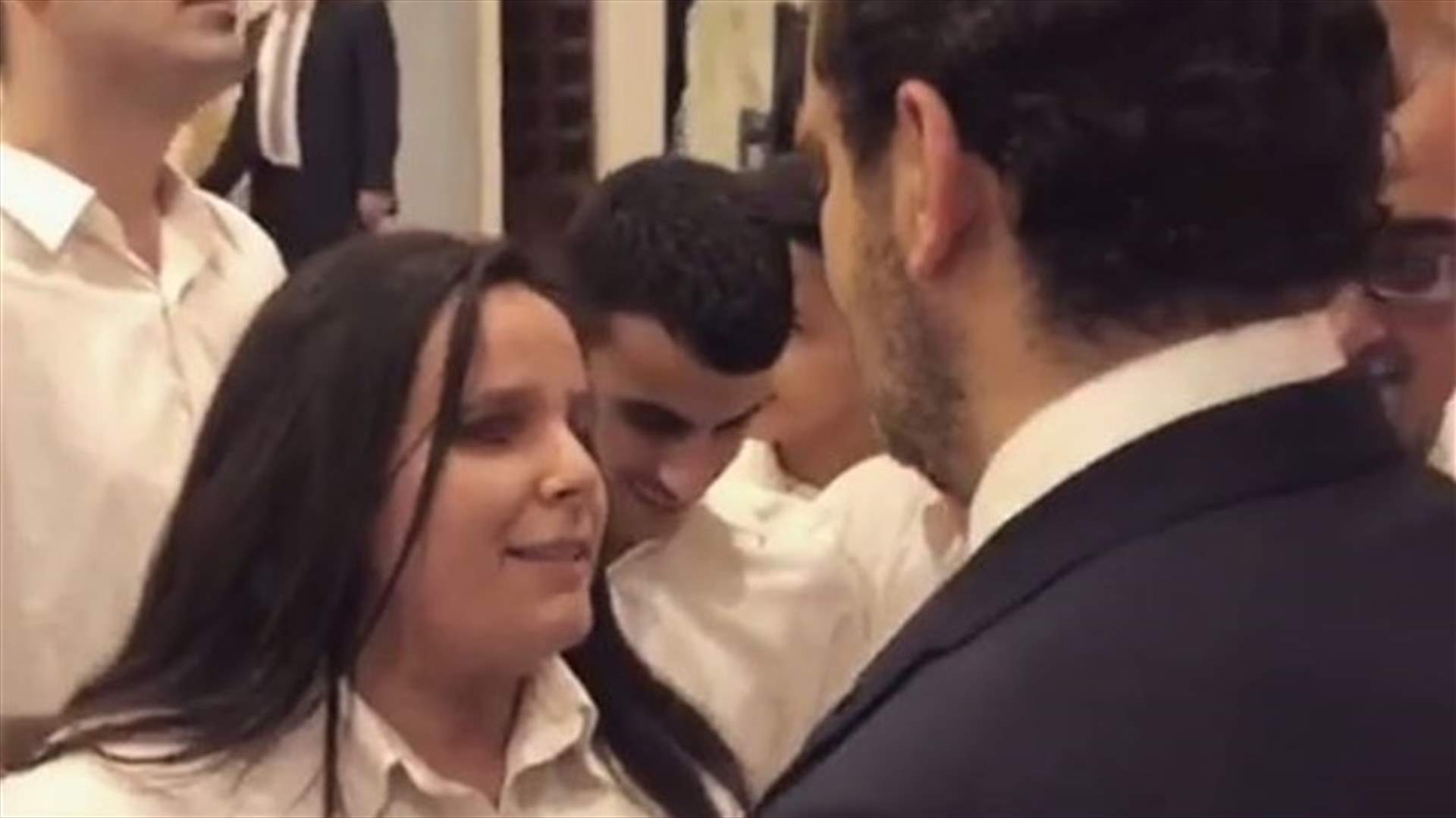بالفيديو - شابة تغنّي للحريري: "سألوني الناس عنك يا حبيبي"