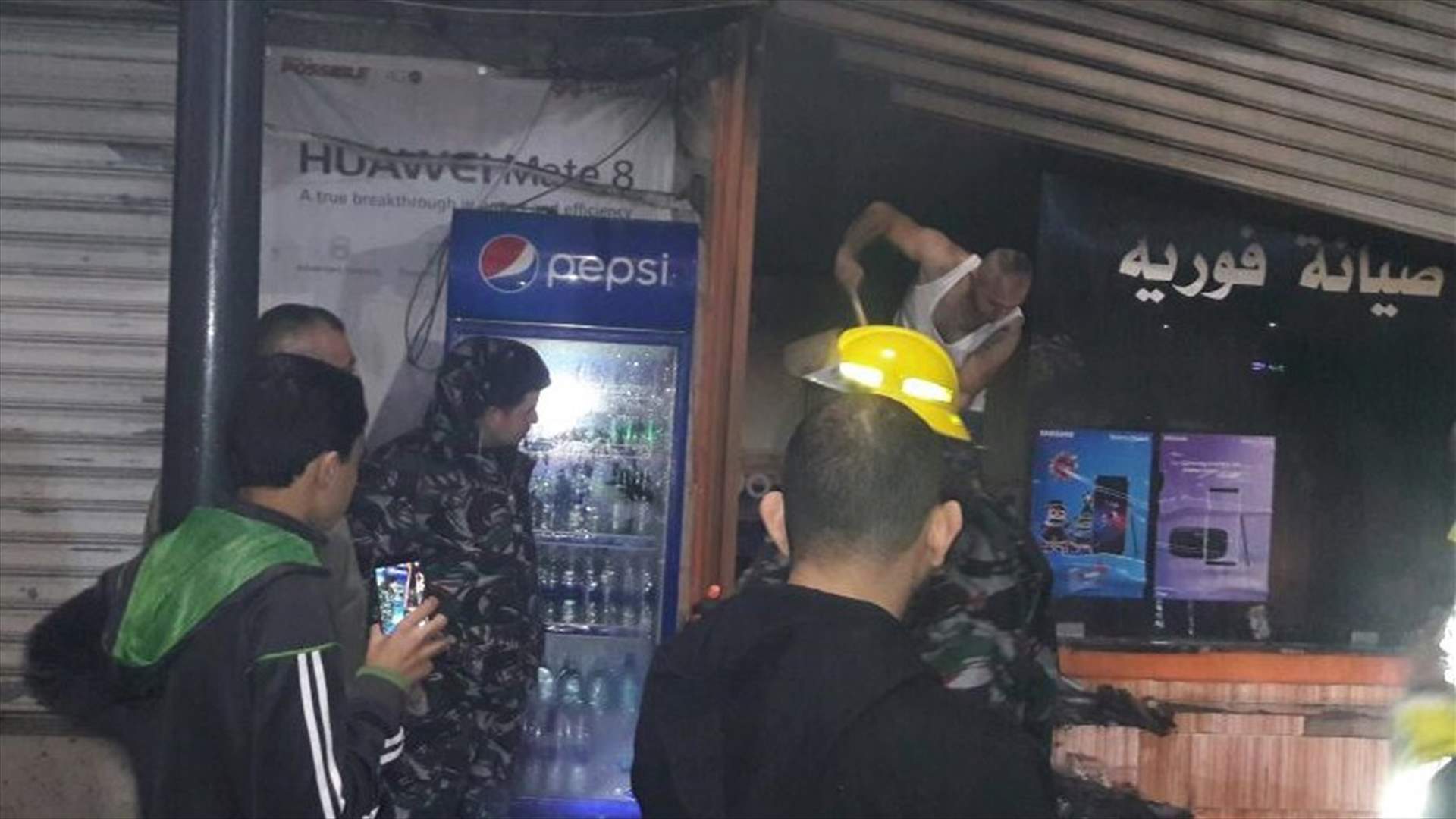 اخماد حريق في محل لبيع الهواتف في صيدا