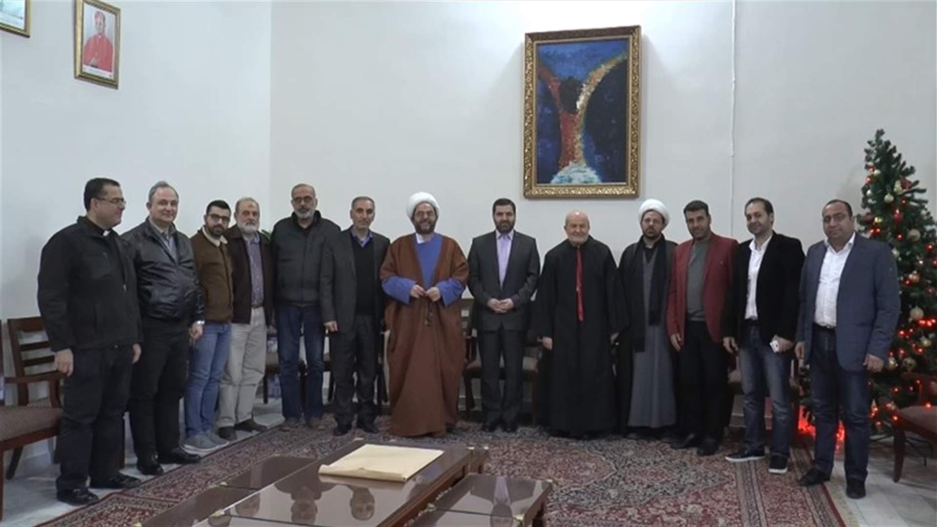 وفد من حزب الله يجول على الكنائس