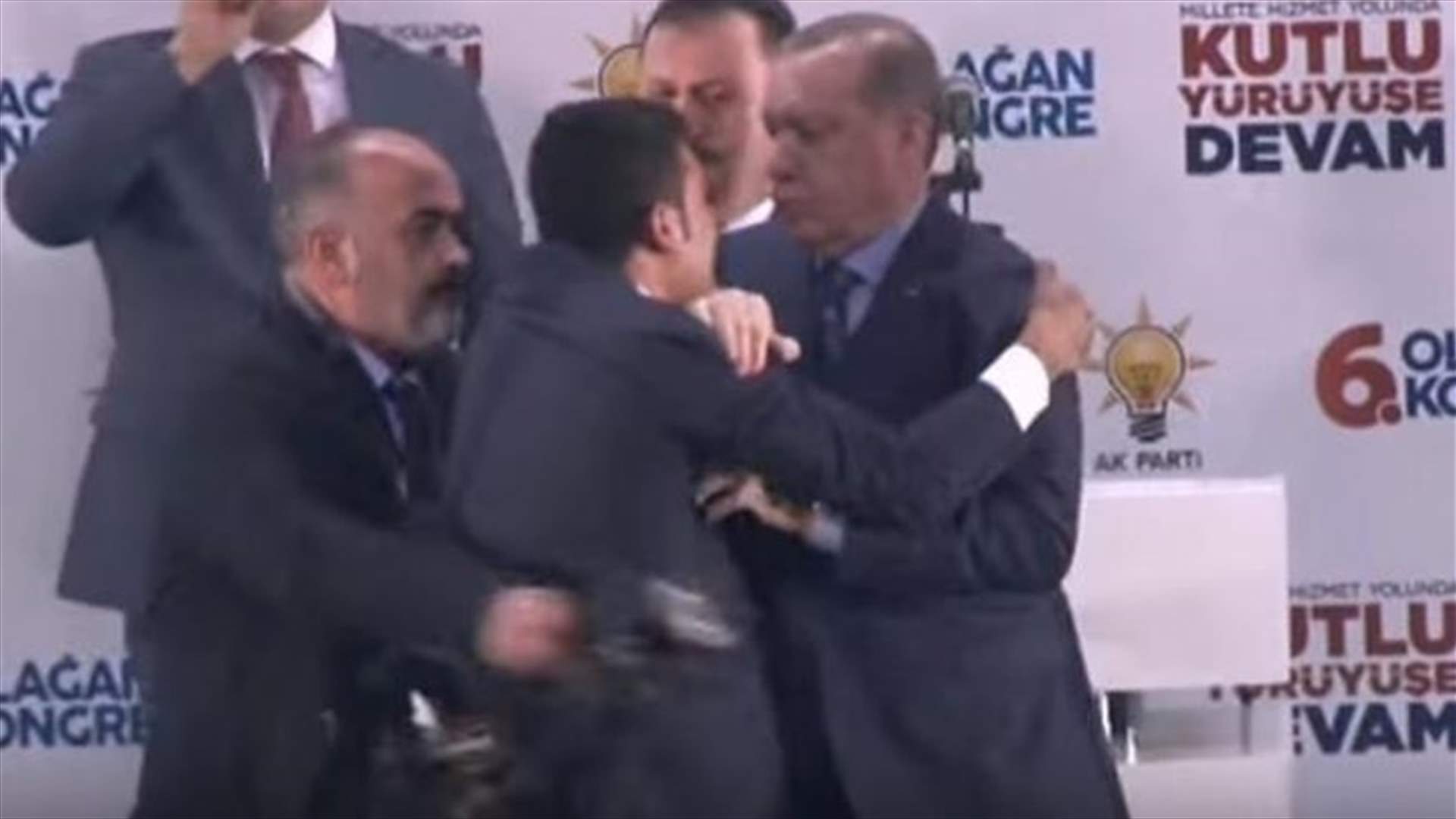 شاب أراد احتضان أردوغان... شاهدوا ردّ فعله العنيف!