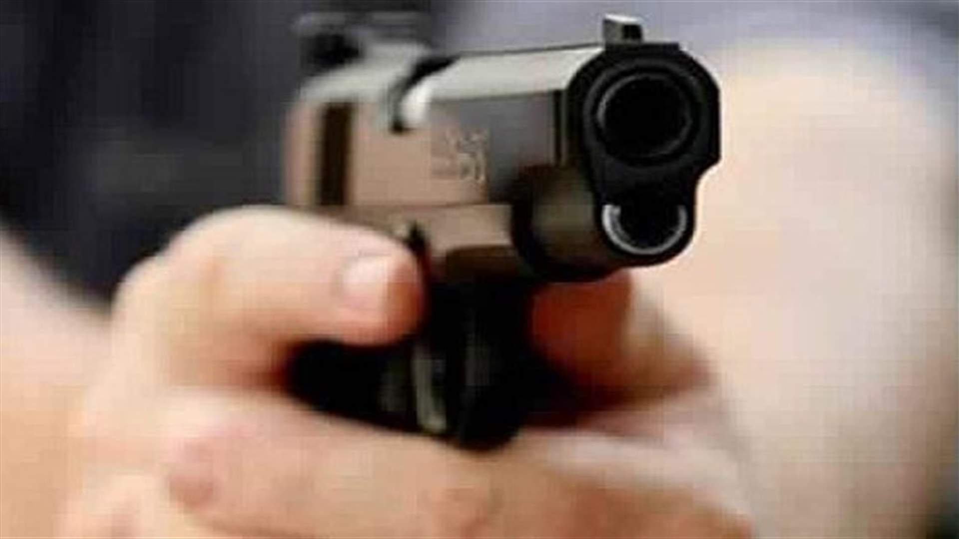 أطلق النار عليه في محل كعك وأصابه برجله وخاصرته