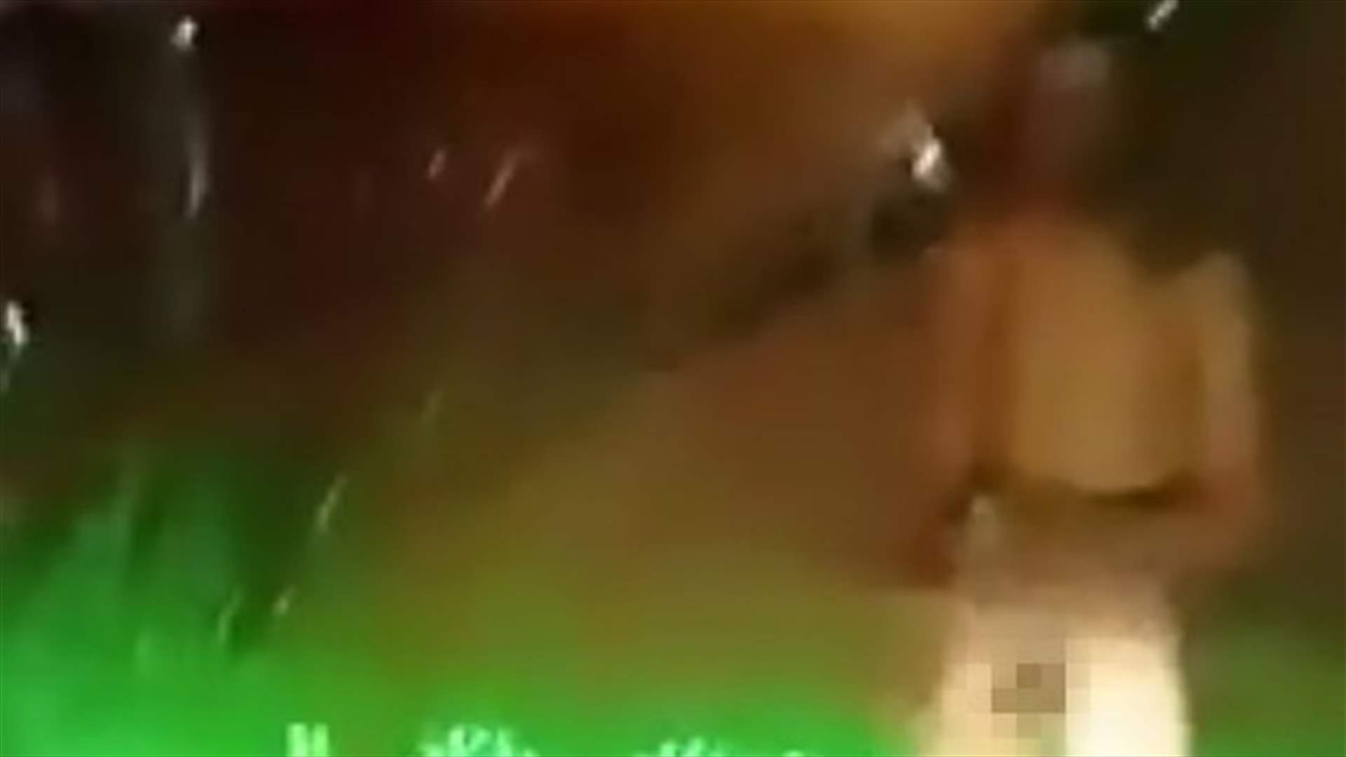 بالفيديو – مراهق يتجول عارياً ويضرب نفسه تحت تأثير مخدر "الزومبي"