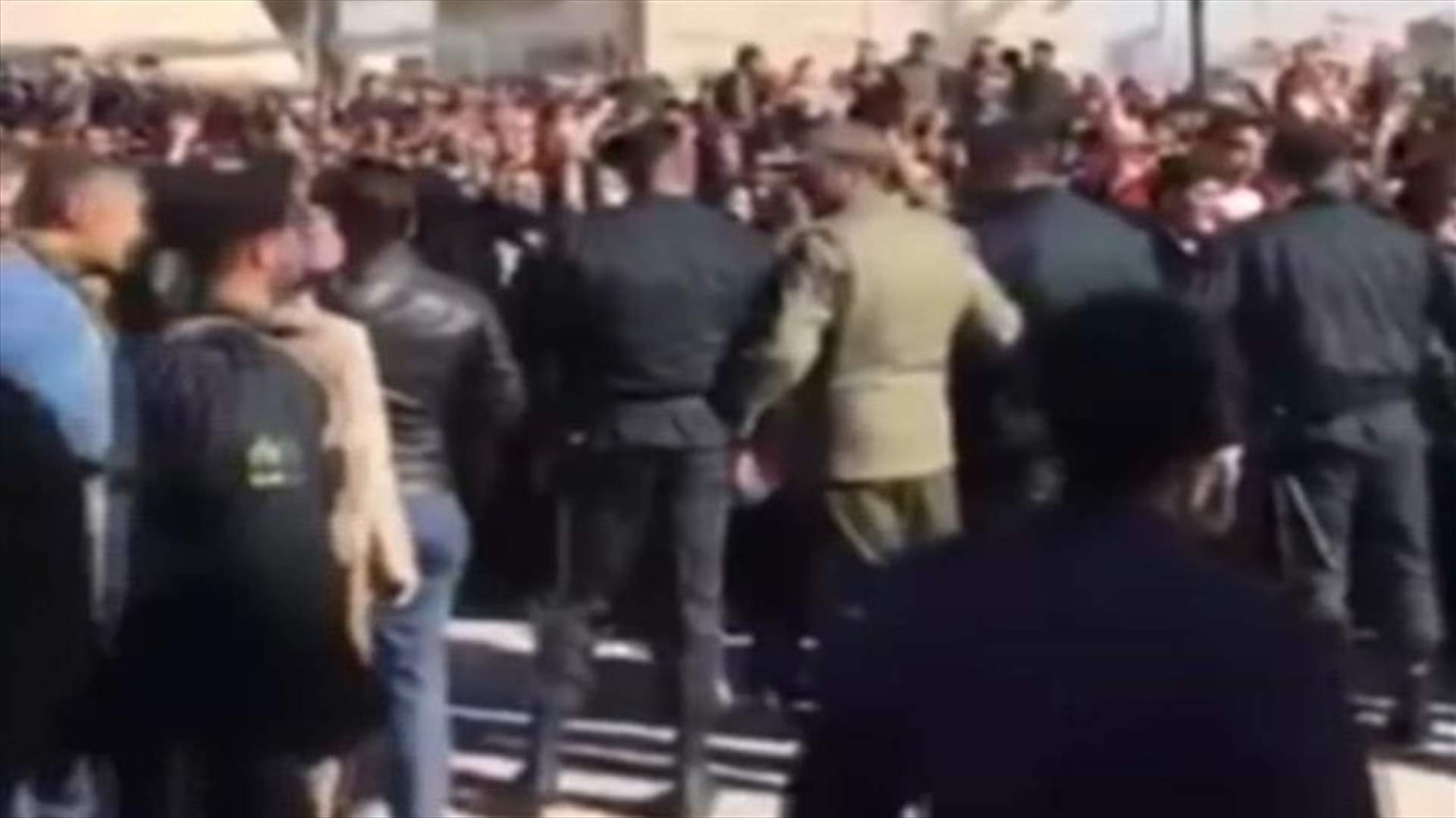 بالفيديو - في مدينة مشهد الإيرانية... غضب شعبي ضد سياسات روحاني وغلاء الأسعار