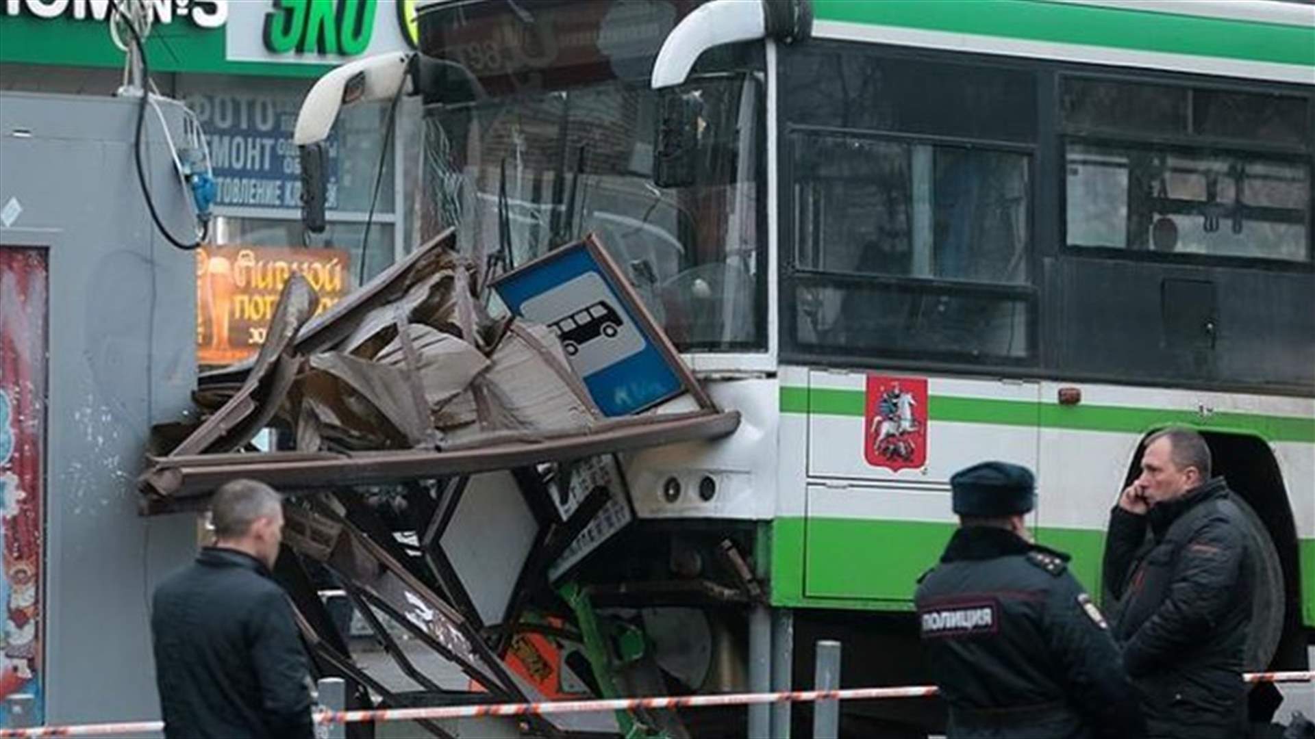 بالفيديو- حافلة تقتحم محطة للحافلات في موسكو وإصابة ثلاثة