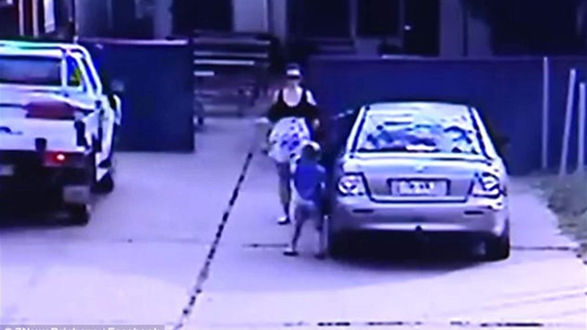 فيديو تحذيري للأهل... سيدة تركت طفلة بمفردها في السيارة وهذا ما حصل!
