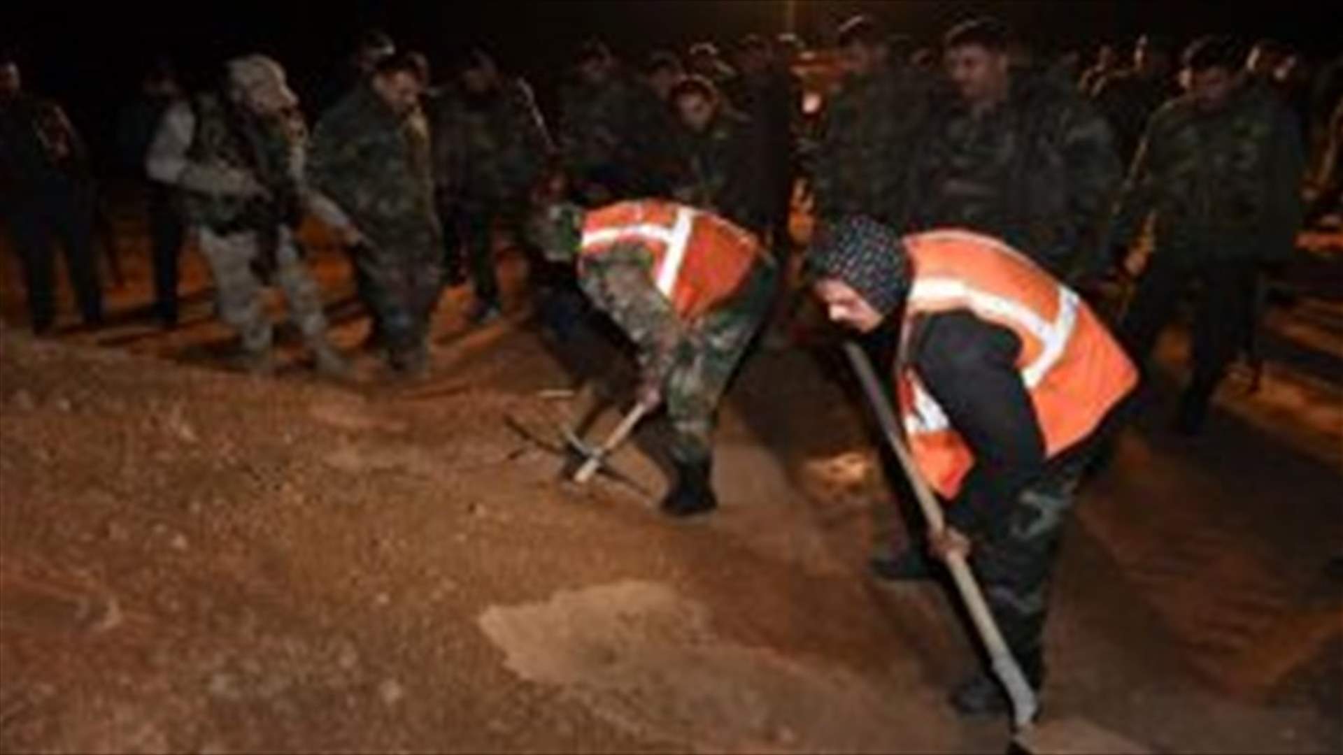 بالصور - اكتشاف مقبرتين جماعيتين تضمان عشرات الجثث غرب الرقة السورية