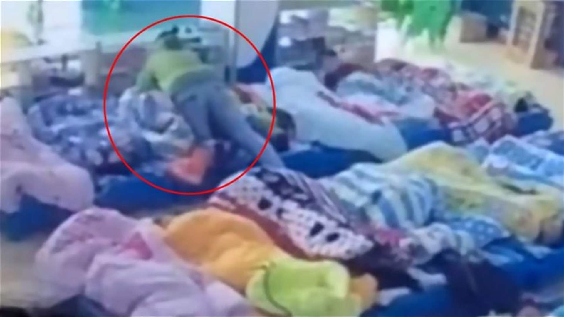 بالفيديو- معلّمة في حضانة تقوم بخطوة صادمة... حاولت خنق الطفل لأنه رفض النوم!