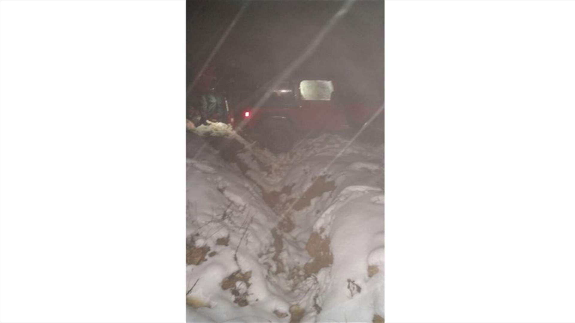 بالصور - انقاذ شبان حاصرتهم الثلوج