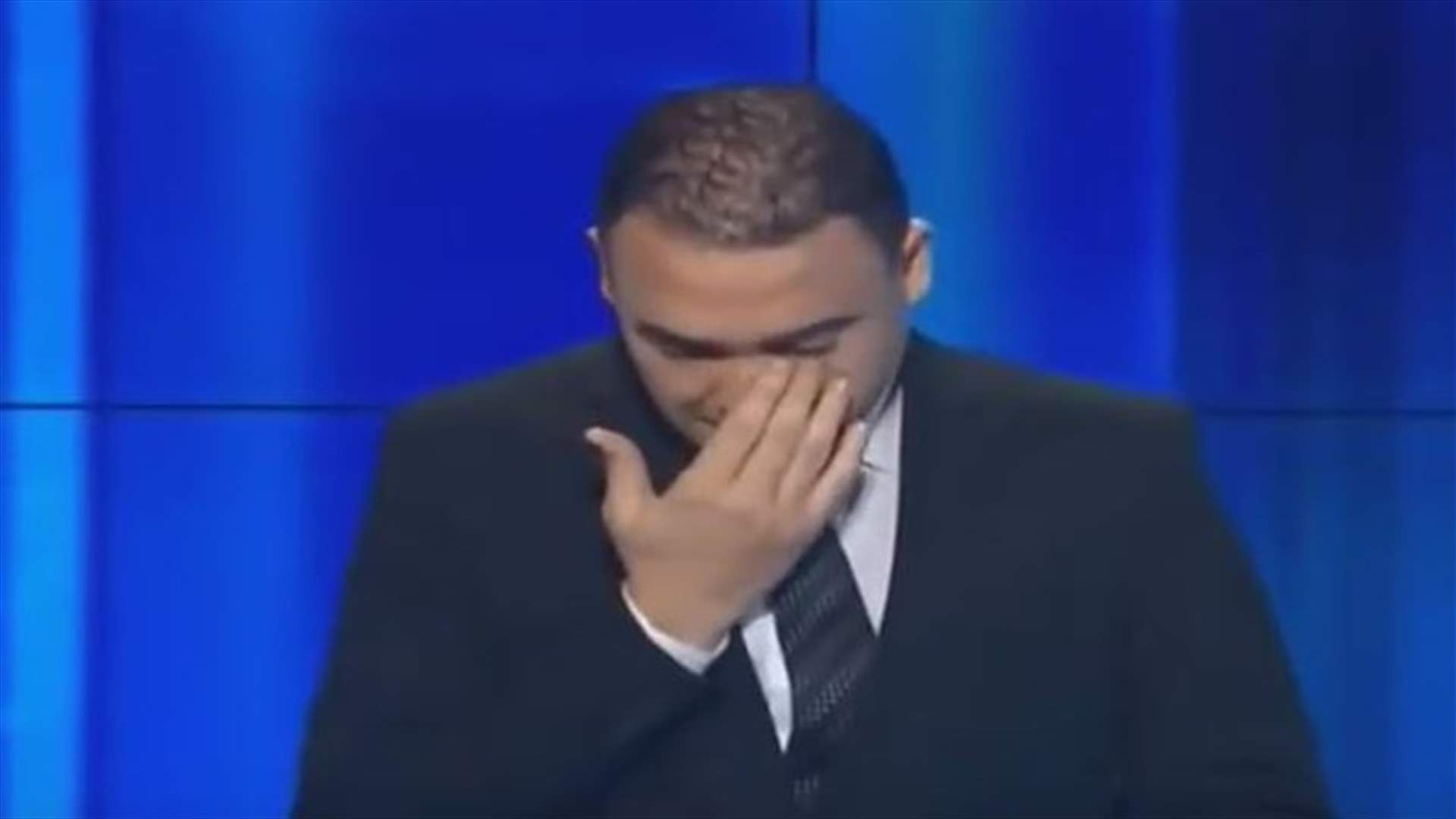 بالفيديو- مذيع عربي ينهار على الهواء عند قراءة خبر وفاة زميله!