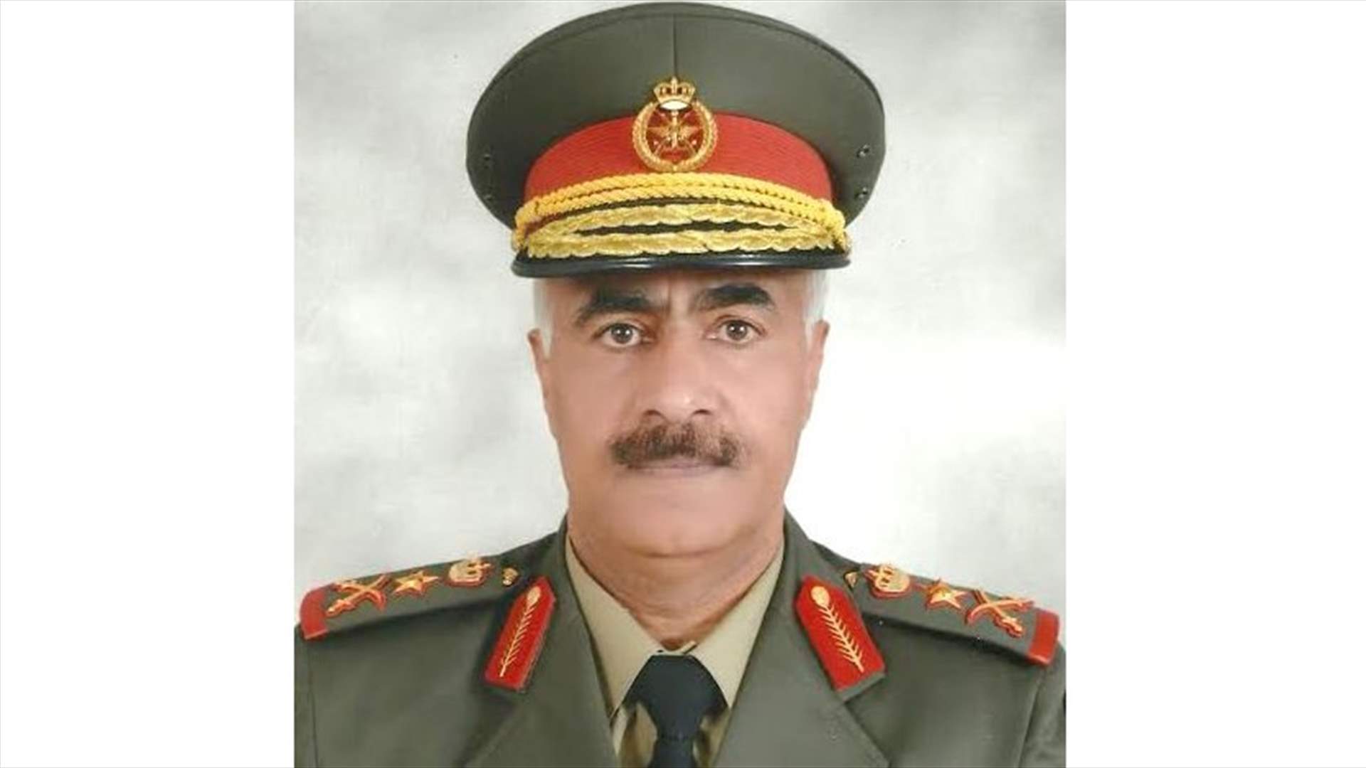 بالصورة - رئيس الأركان الكويتي ينجو من حادث سقوط طائرة