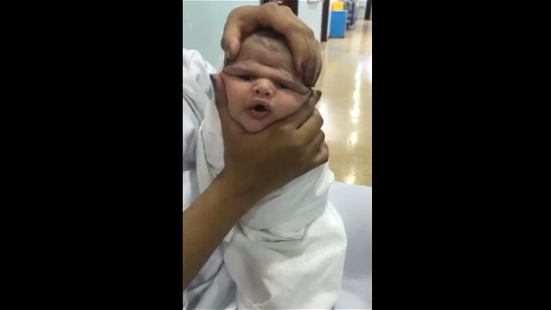 فيديو هزّ الشارع السعودي... ممرضات يعبثن بوجه رضيع!