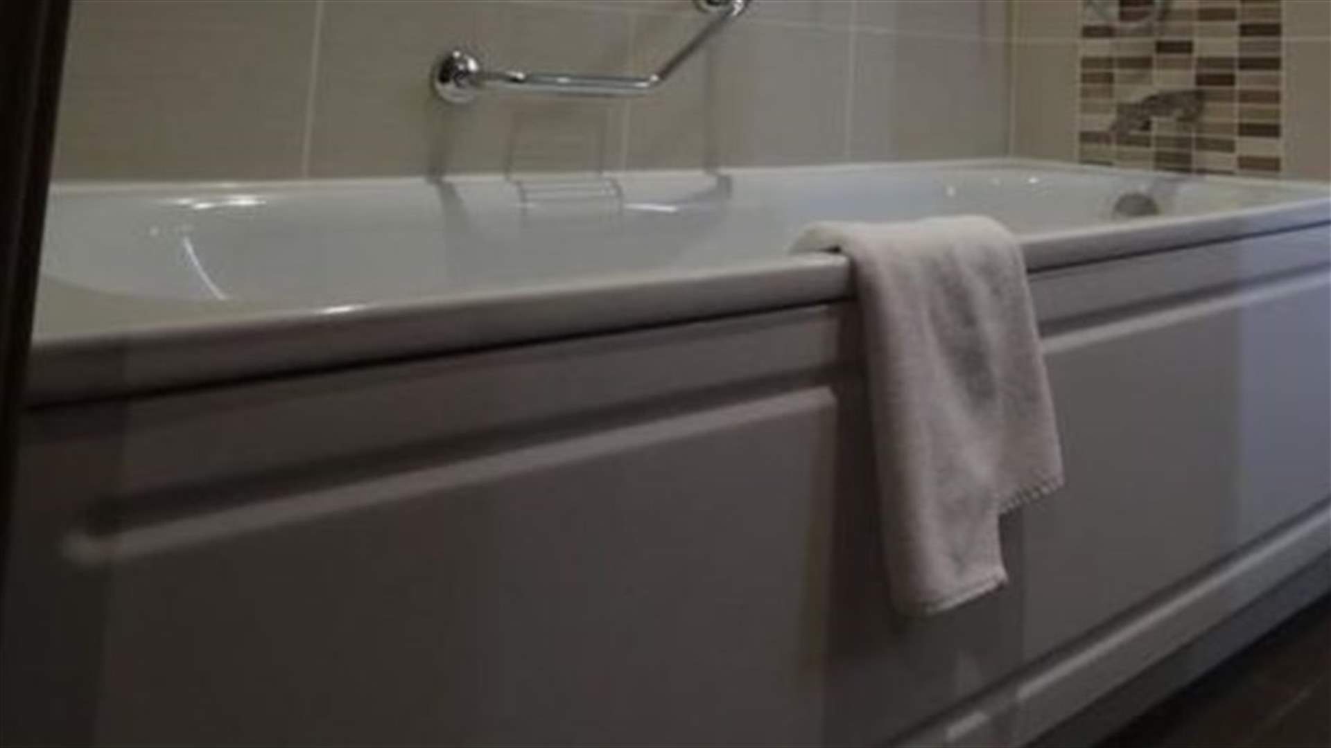 حامل تموت صعقاً بالكهرباء أثناء الاستحمام... والسبب هاتفها المحمول!