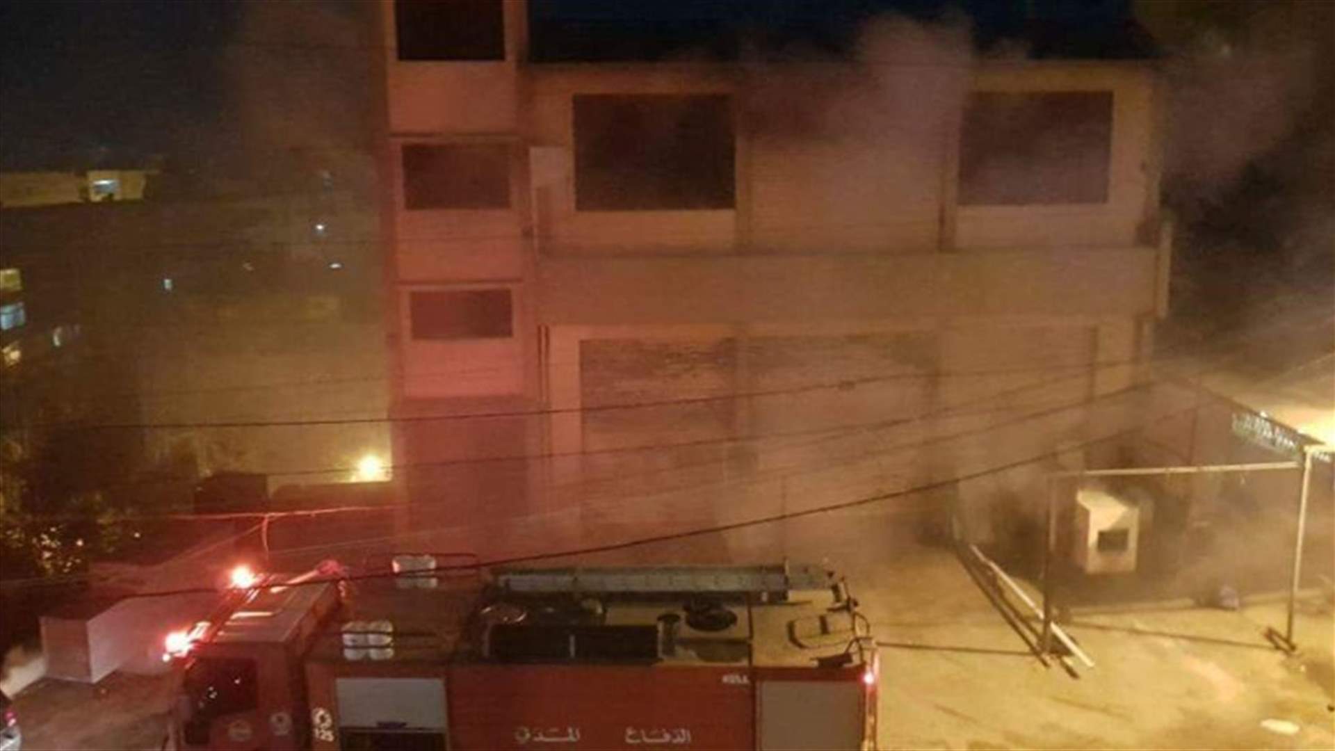 إخماد حريق مستودع مواد بلاستيكية في زوق مصبح