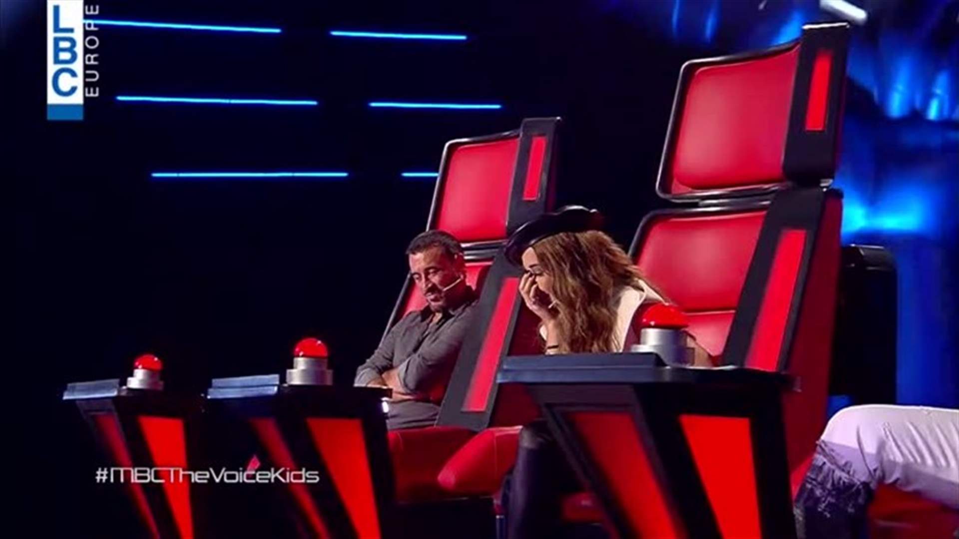بالفيديو - موهبة صغيرة أسرت قلوب المدربين على مسرح The Voice Kids