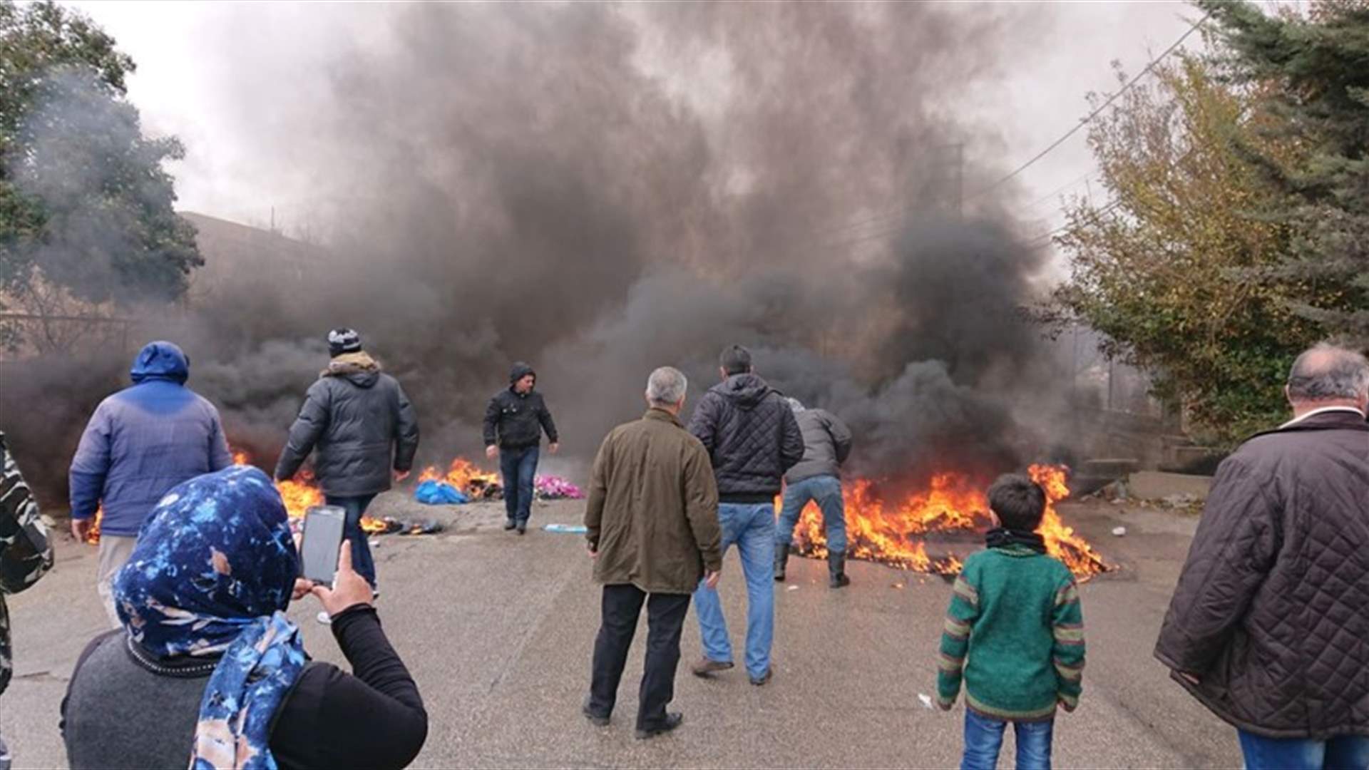 بالصور - اعتصام لموظفي بلدية الفاكهة الجديدة احتجاجا...