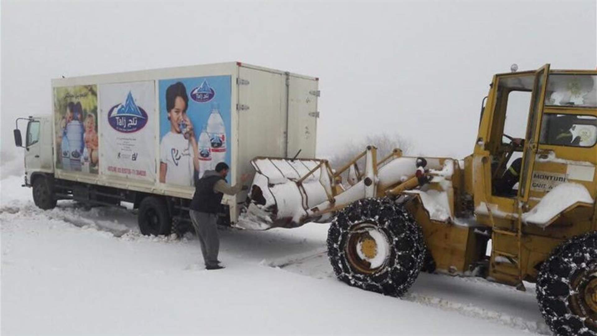[Photos] Cars stuck and roads cut as snow continues to accumulate