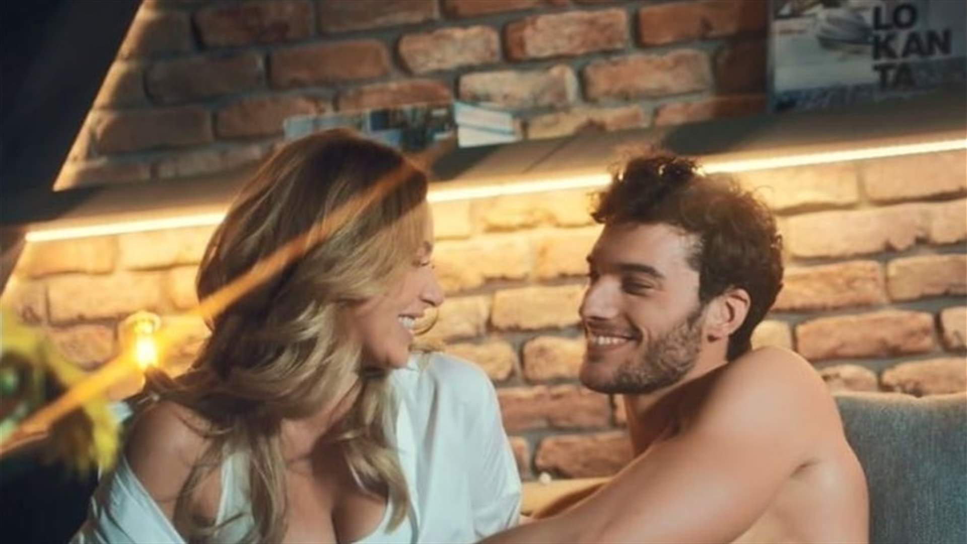 بالصور- بعد وصف كليبها بالـ"مثير للشهوات"...  المغنية التركية ترد