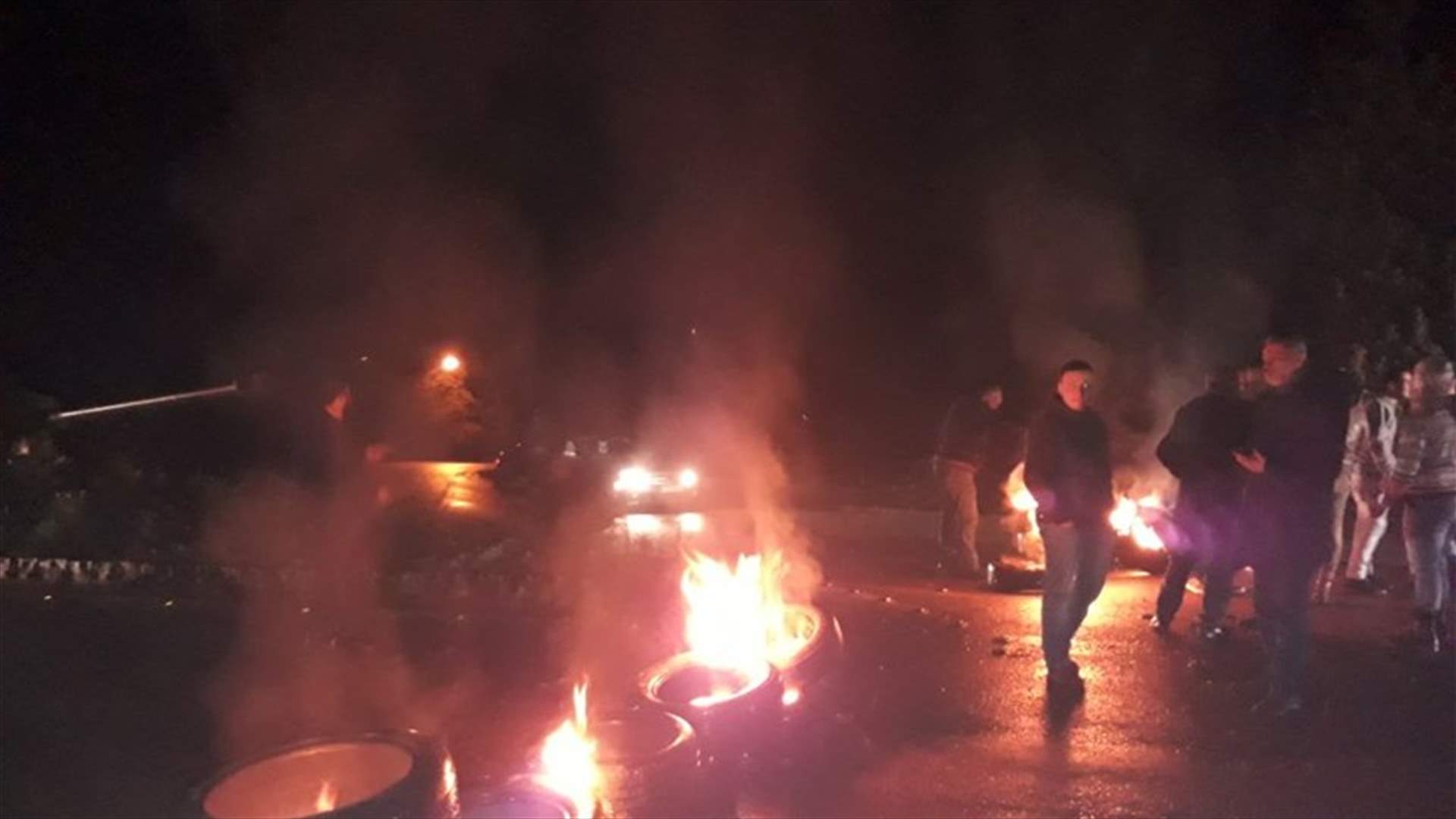 قطع طريق دوار بعقلين - بيت الدين في الشوف بالاطارات المشتعلة من قبل السكان بسبب الانقطاع المستمر للتيار الكهربائي عن المنطقة