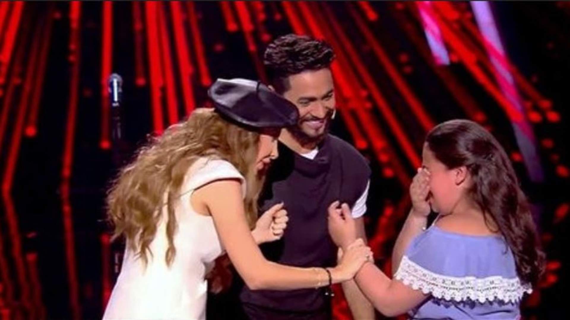 بالفيديو – طفلة لبنانية أبكاها تامر حسني في ذا فويس كيدز!