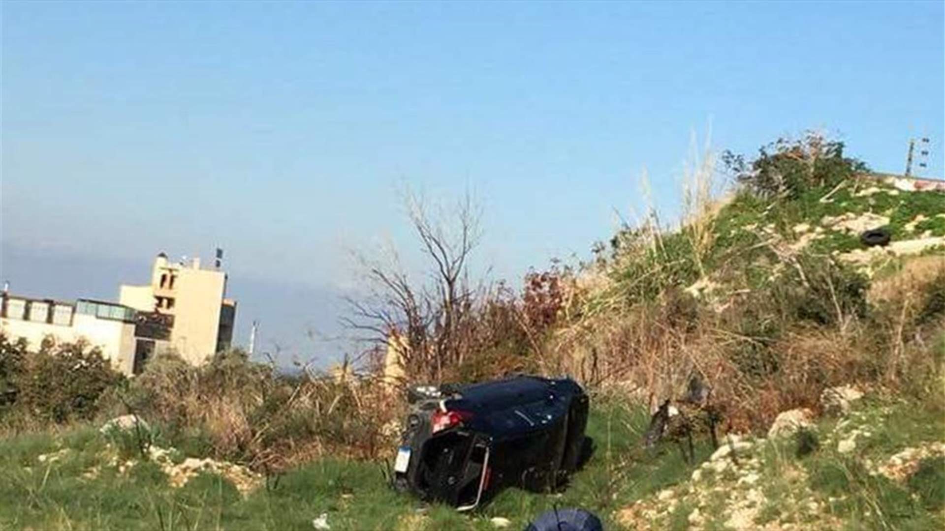 بالصورة – تدهور سيارة على المسلك الغربي لأوتوستراد طبرجا