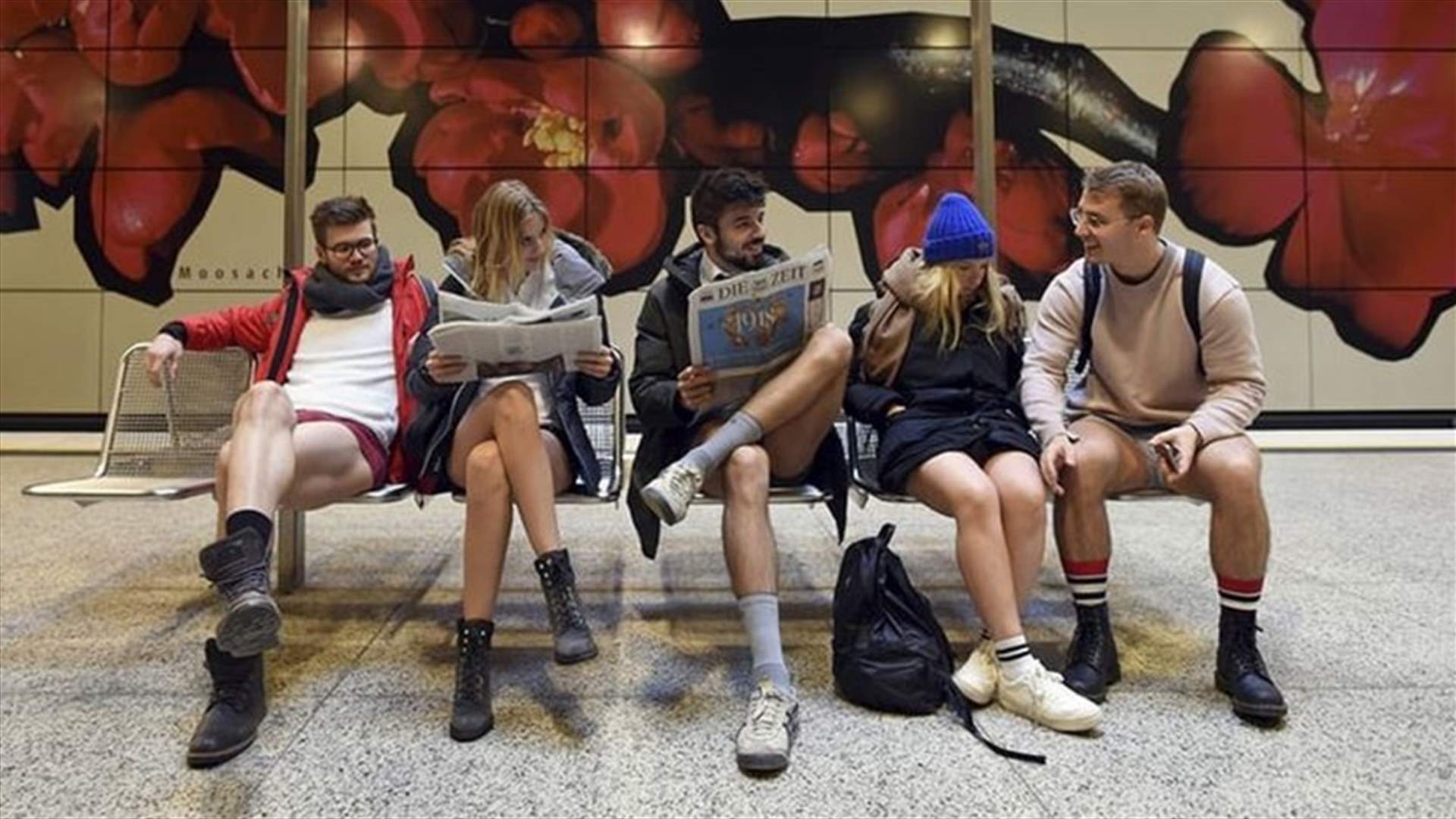 بالصور- تحدّوا البرد القارص وتجولوا عراة في اليوم العالمي لخلع السروال