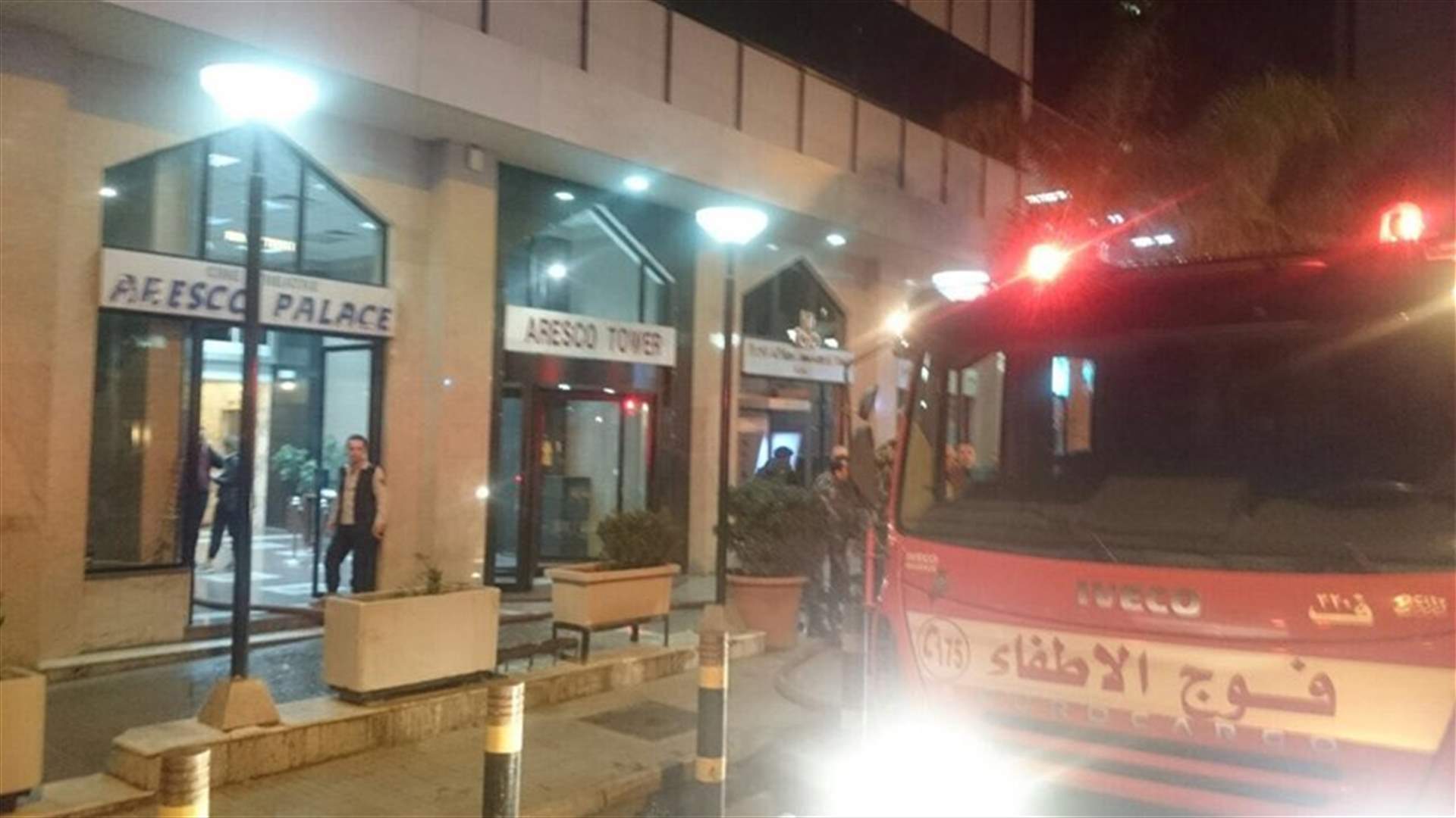 بالصور - إطفاء بيروت أخمد حريقاً في سنتر "اريسكو بالاس"