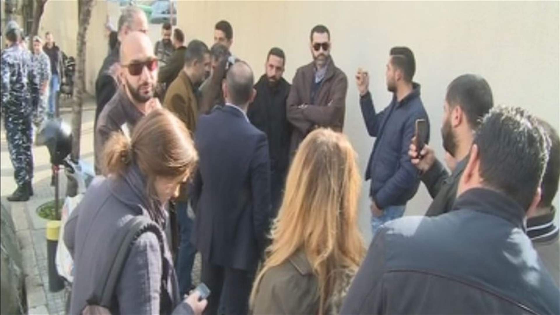 الموظفون المصروفون من تلفزيون المستقبل يعتصمون...