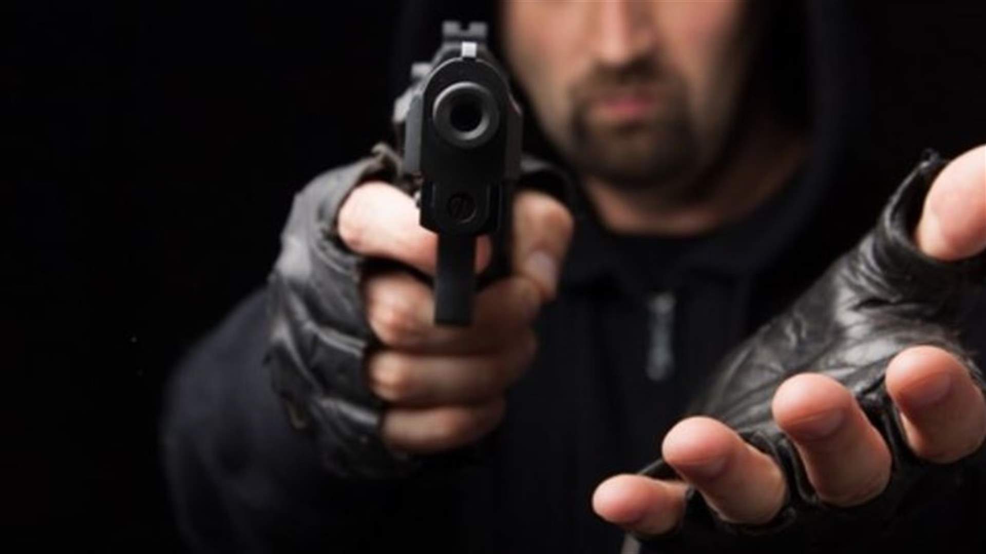 بالفيديو- رجل شجاع يُفشل عملية سطو مسلح داخل متجر في السعودية