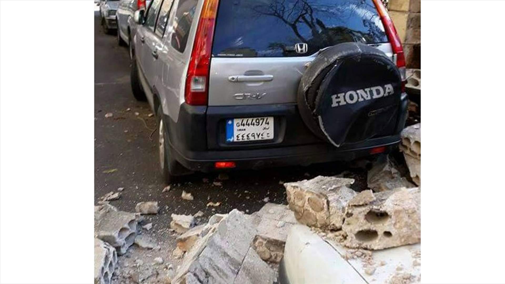 بالصور - سقوط حائط في زقاق البلاط
