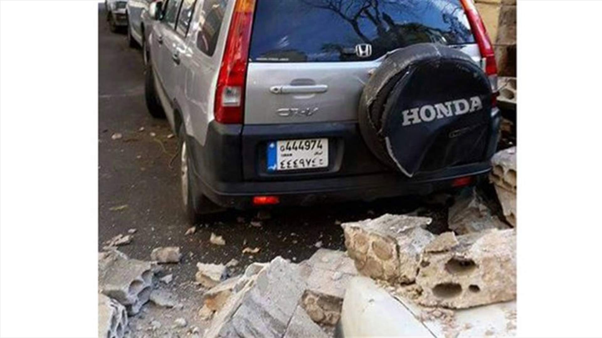 [PHOTOS] Wall collapses in Zkak al-Blat, no casualties reported