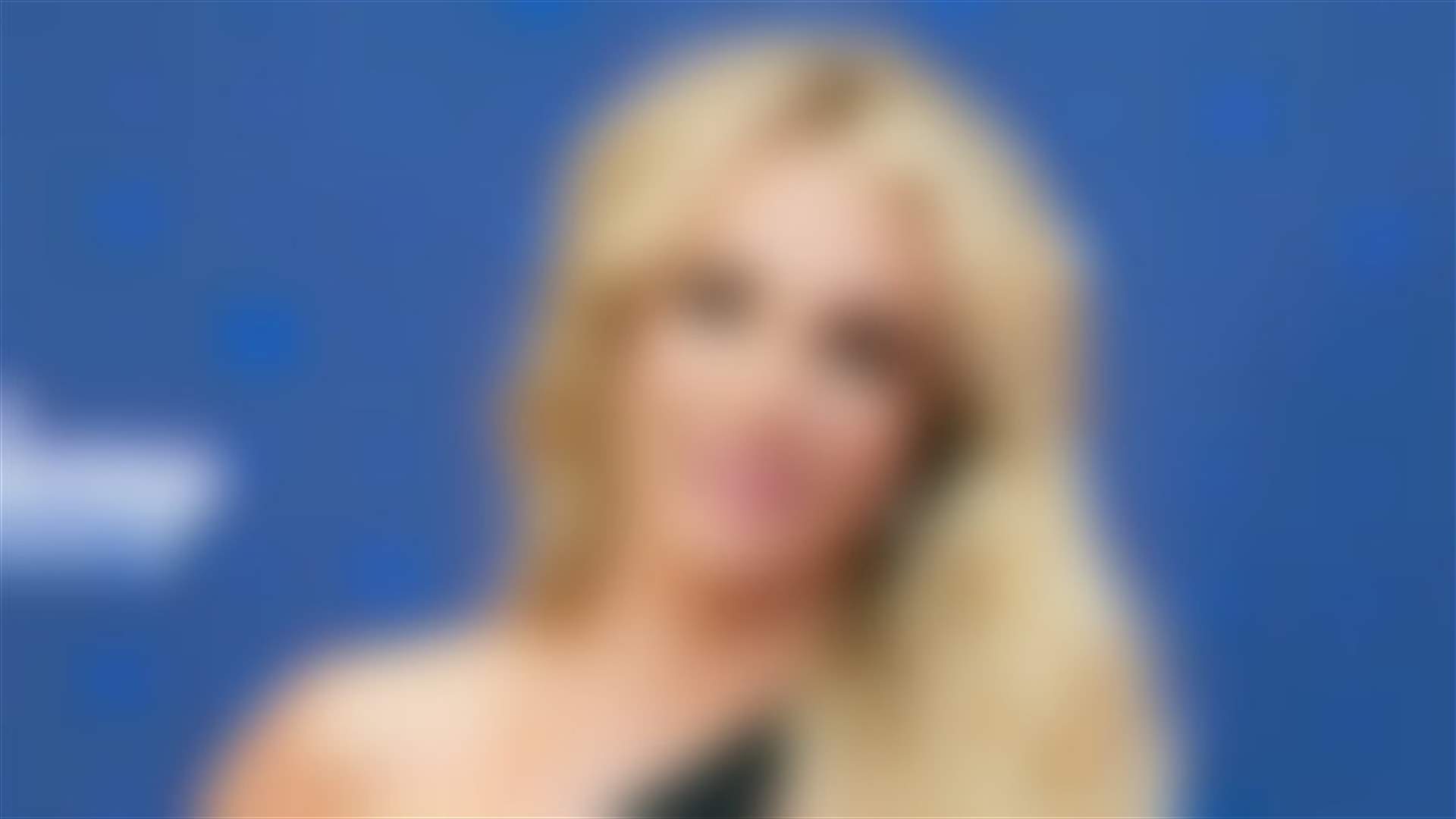 بالصور – هل خطبت هذه النجمة العالمية شاباً يصغرها بـ 13 عاماً؟