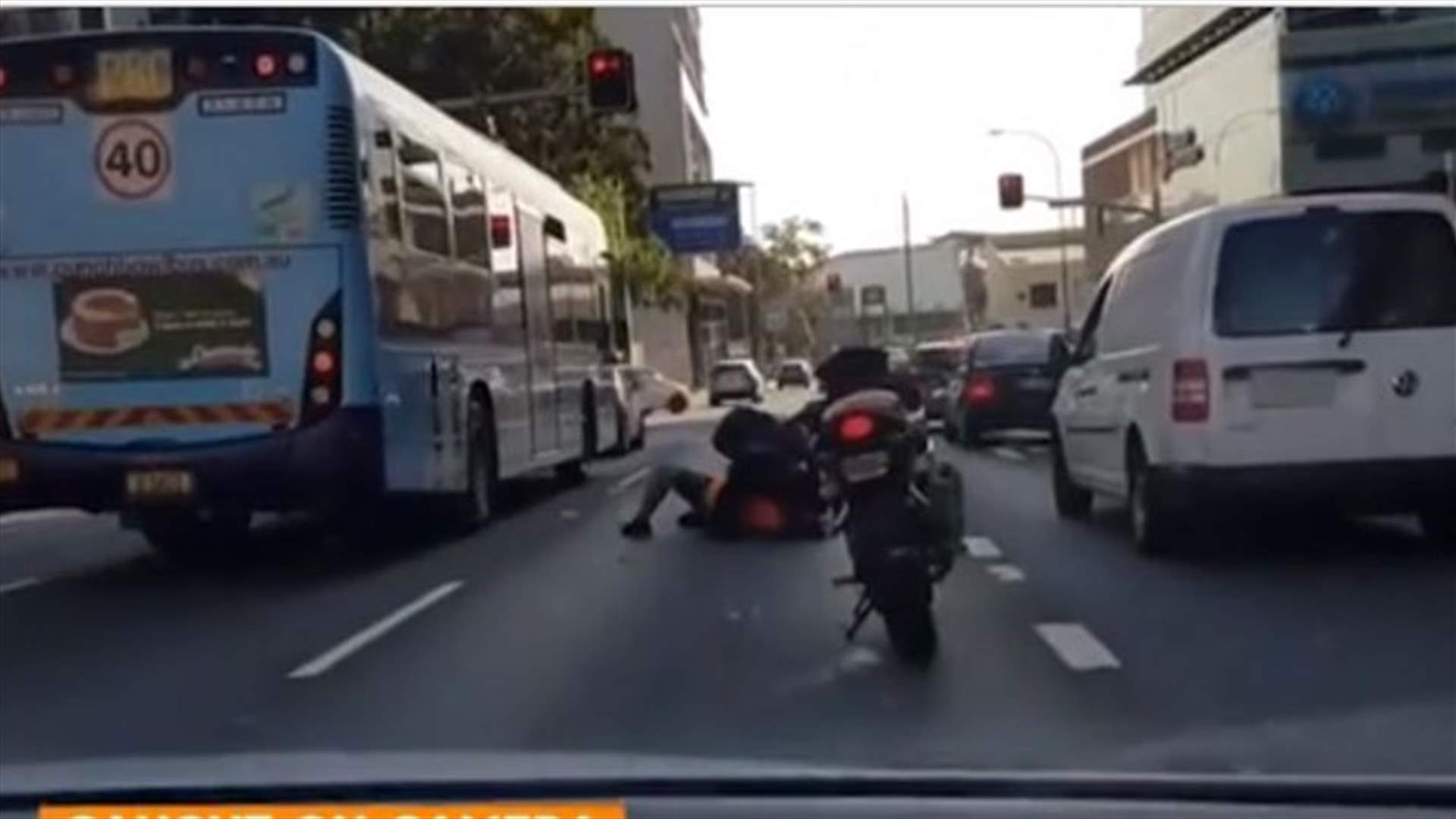 بالفيديو- رجل مسن يتعرّض للضرب في الشارع... هذا ما حصل عندما كان يعبر الطريق!