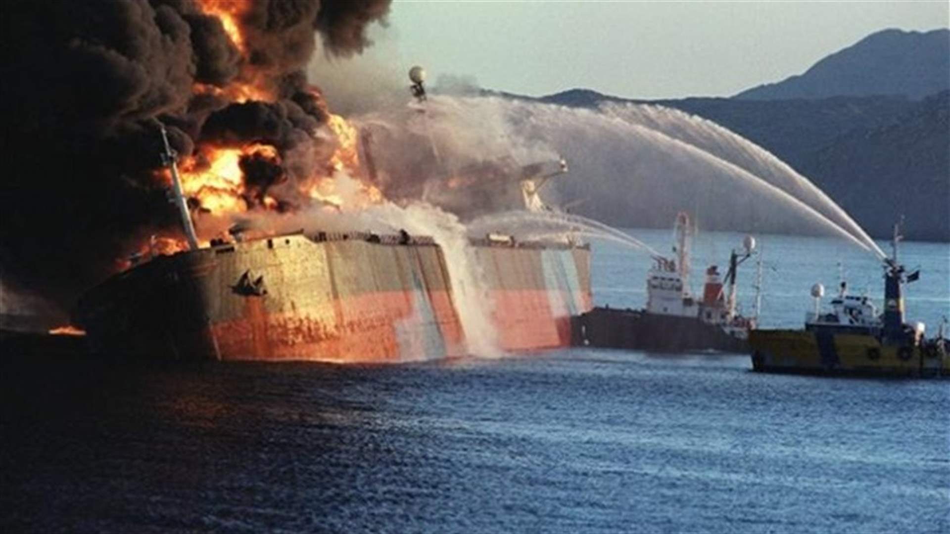 العثور على جثتين تابعتين لطاقم السفينة الايرانية المشتعلة والصندوق الاسود