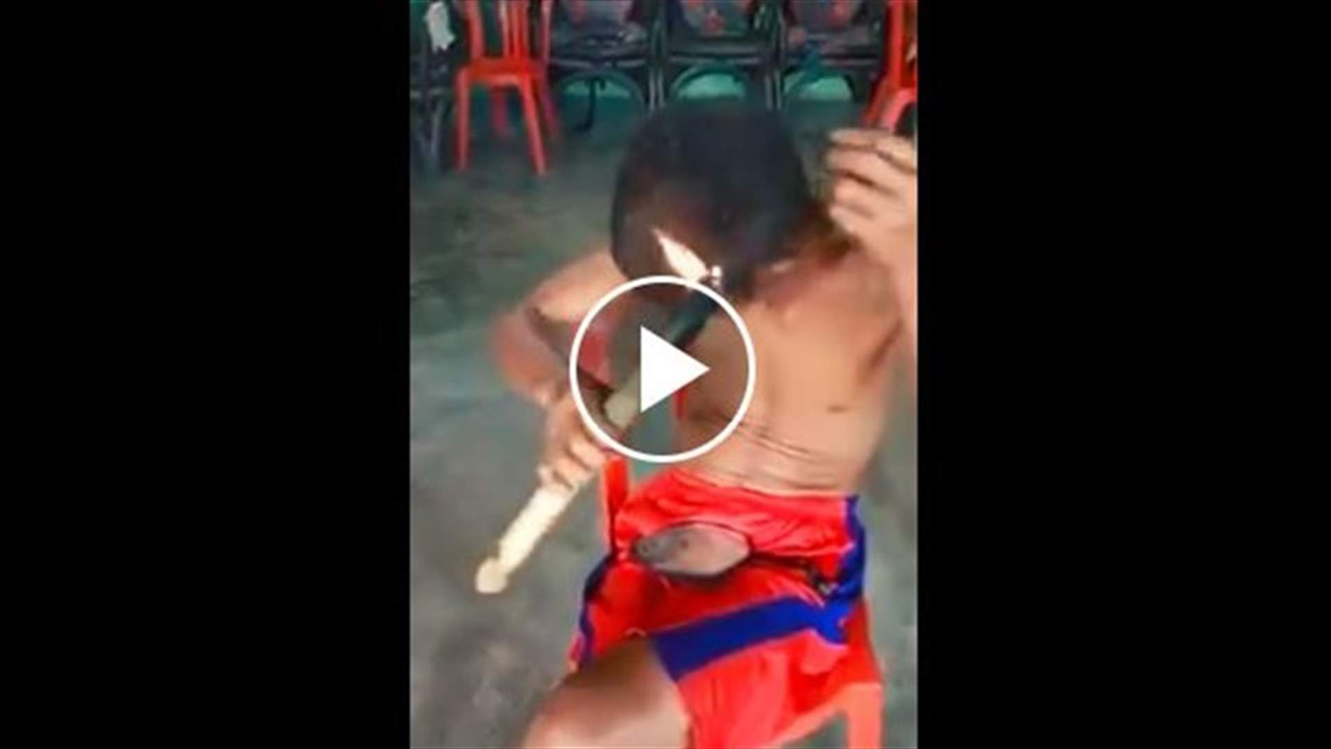 بالفيديو – رجل يقصّ شعره بالنار... طريقته تثير الصدمة!