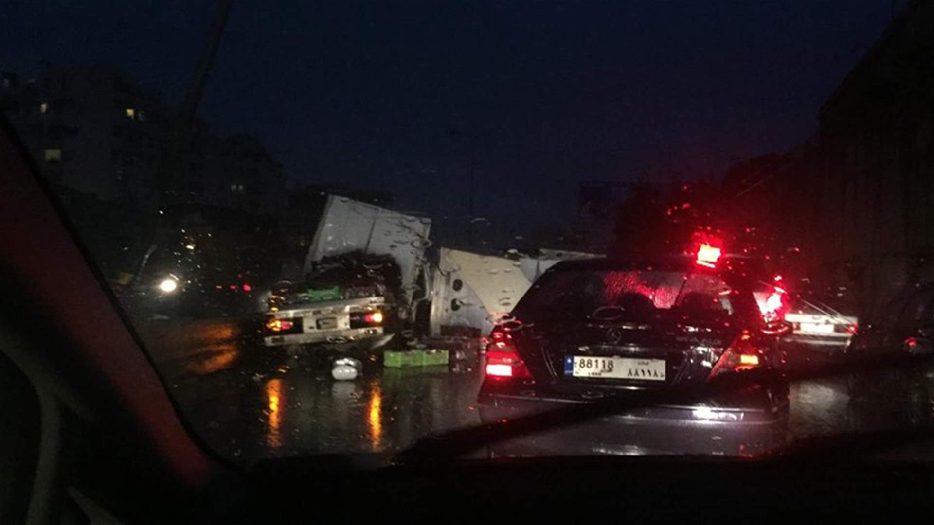 بالصور- حادث سير على اوتوستراد جبيل باتجاه بيروت يتسبب بزحمة سير كثيفة