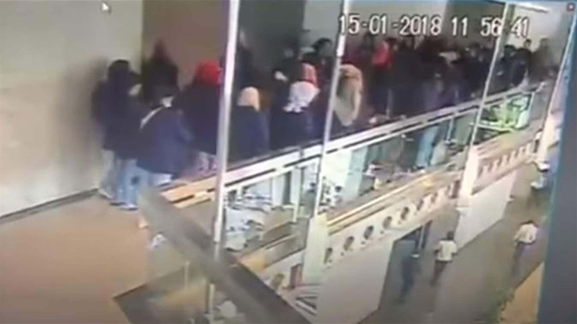 بالفيديو-شاهدوا لحظة انهيار شرفة البورصة في جاكارتا