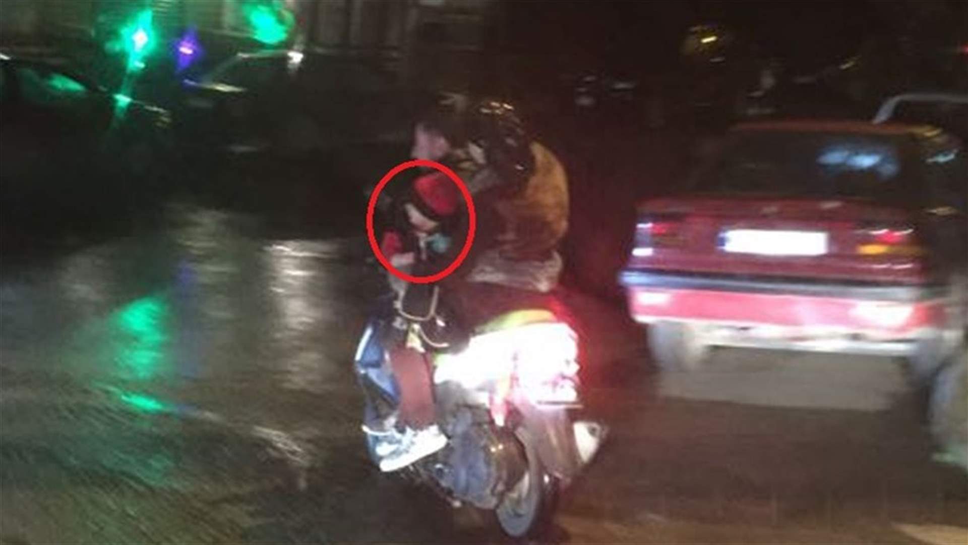 بالصورة - من على الدراجة النارية... خاطرا بحياة طفلهما