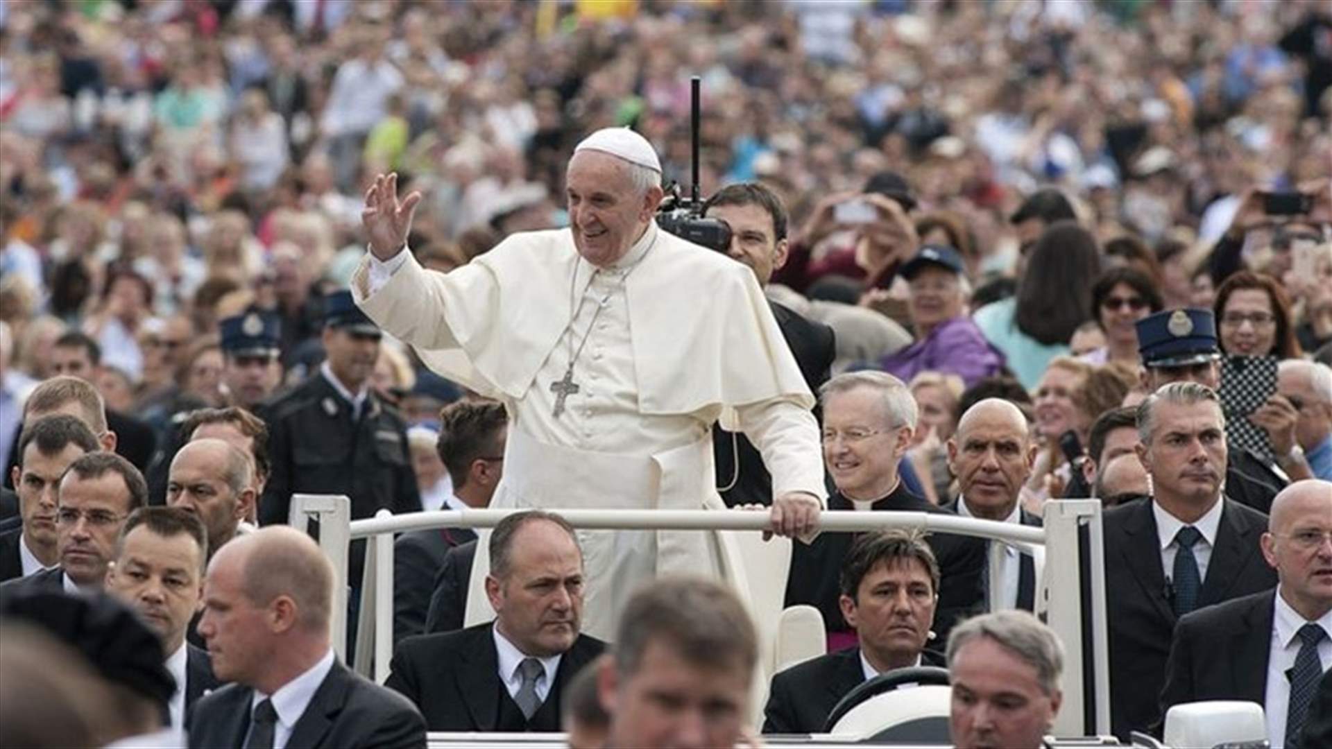 بالفيديو- أثناء مروره بالسيارة البابوية... الاعتداء على البابا فرنسيس في تشيلي