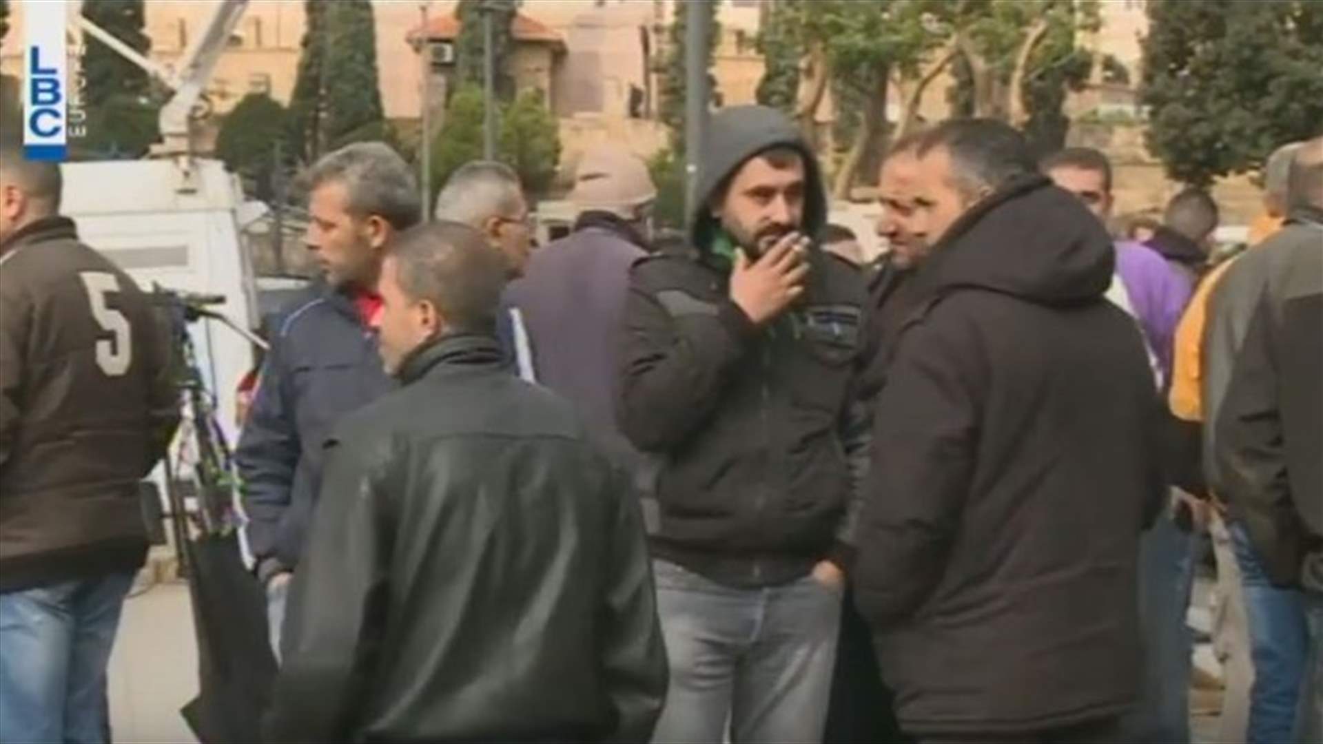 مياومو الكهرباء يحرقون مستوعبات النفايات في حرم المؤسسة