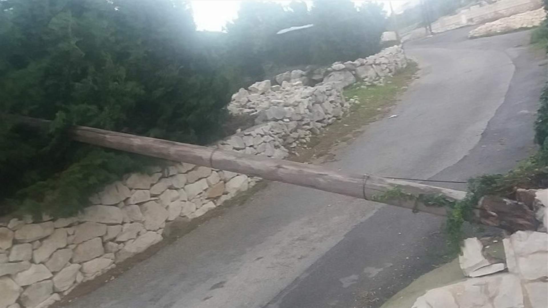 انقطاع التيار الكهربائي في قرى البترون بسبب اشتداد الرياح