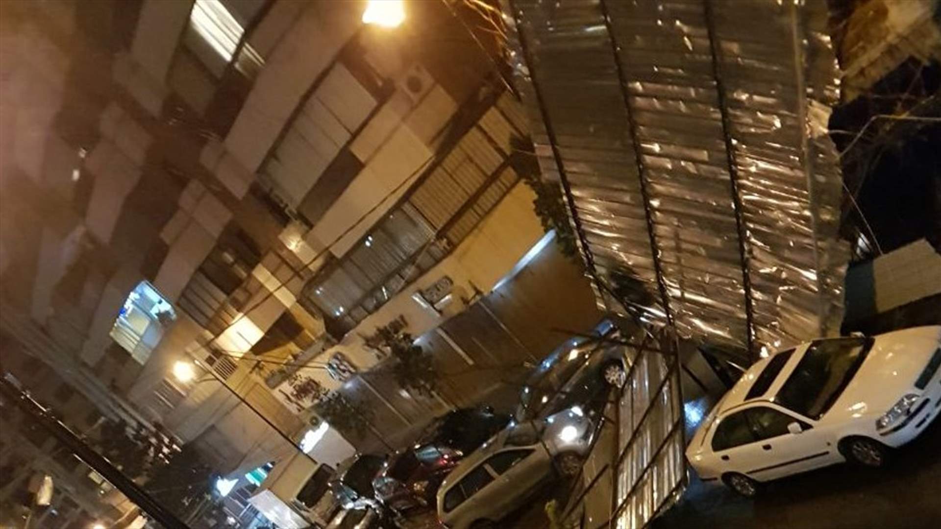 اضرار الرياح القوية... سقوط لوحات اعلانية واقتلاع اشجار
