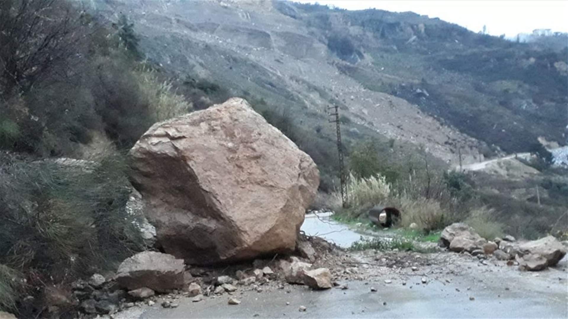بالصورة - ثلوج وانهيارات في الشوف بسبب العاصفة