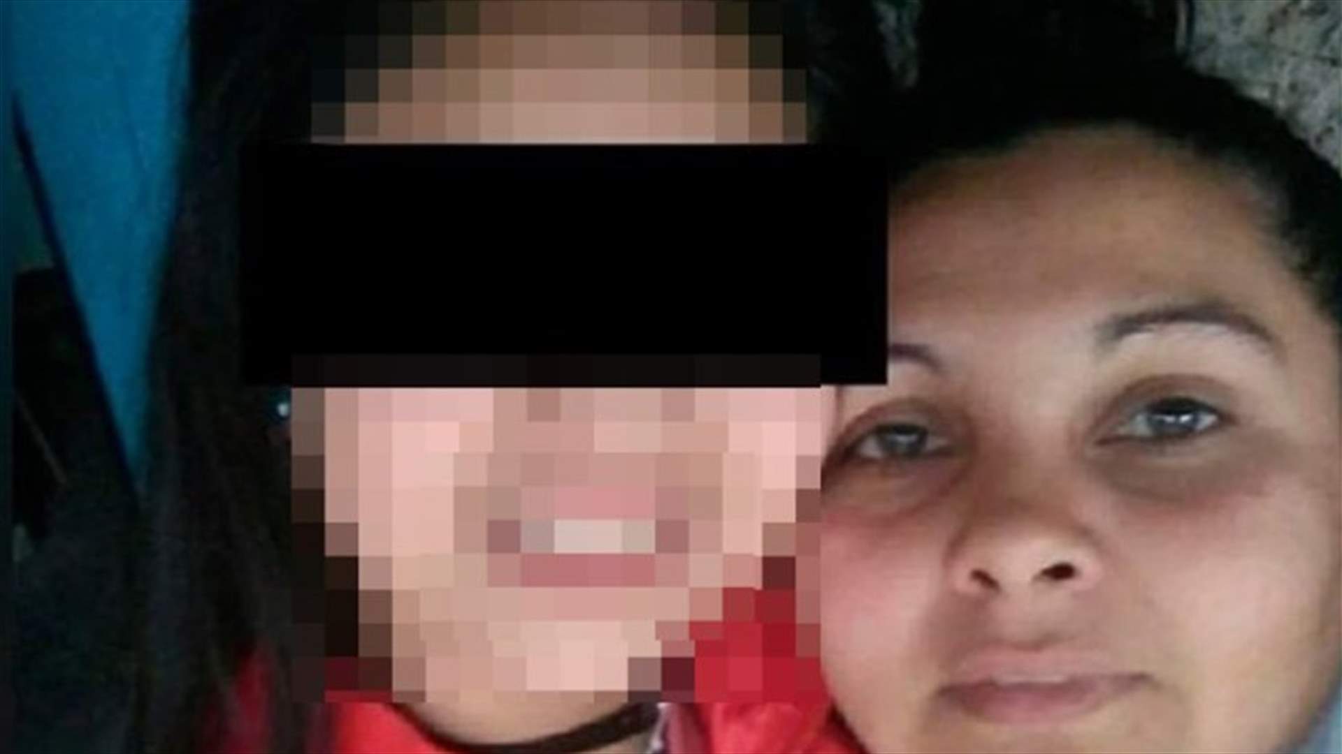 بالصورة- طفلة طعنت زوج والدتها في ظهره بسكينين