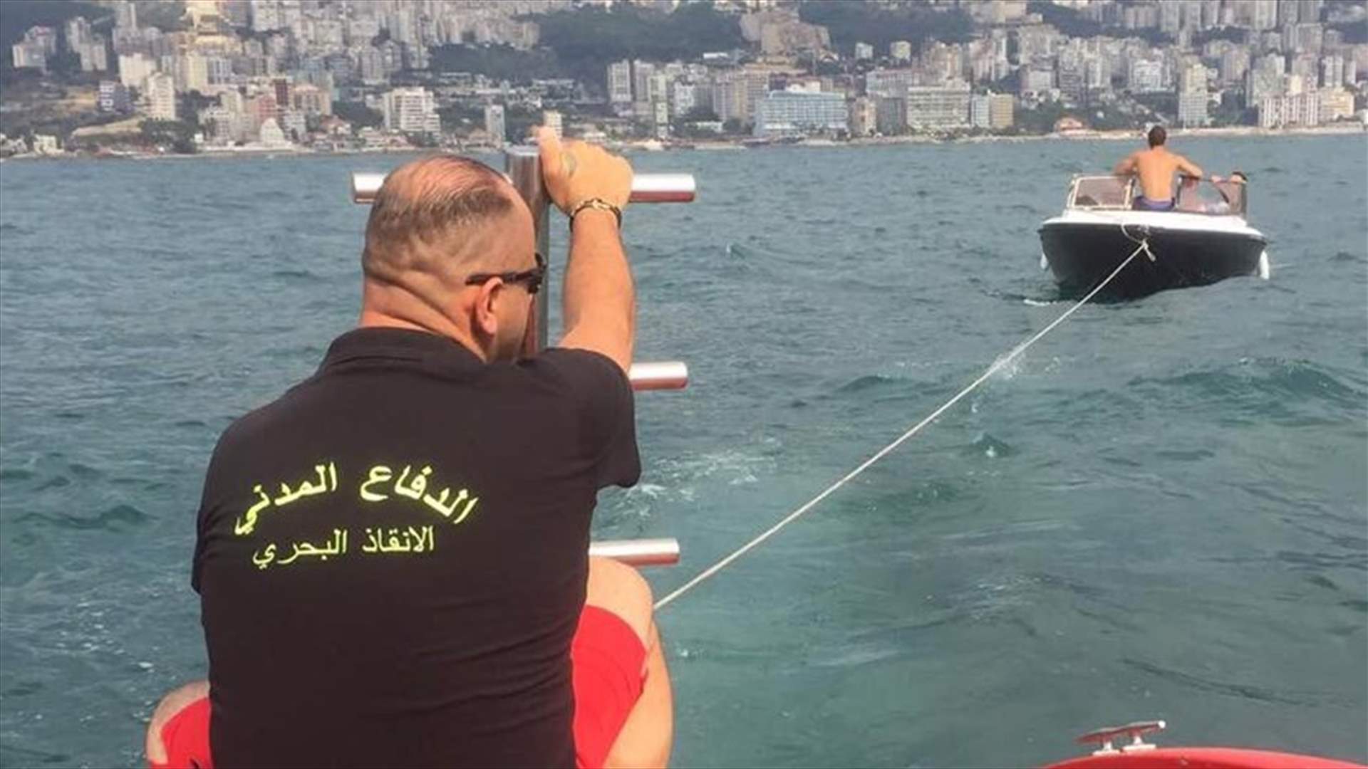 بالصور - إنقاذ زورق صيد مقابل خليج جونيه