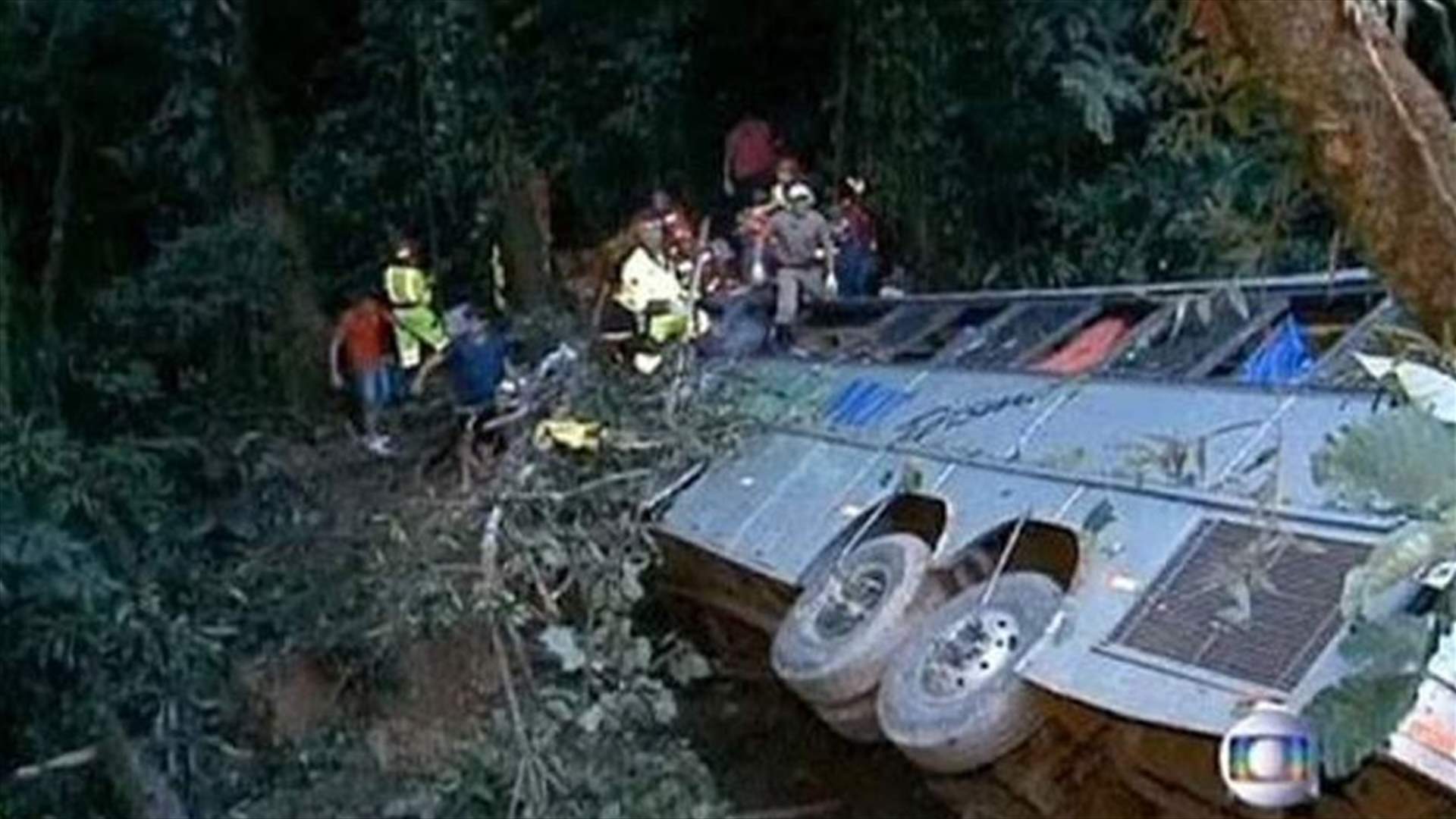 سقوط حافلة في واد بسبب انهيار أرضي في كولومبيا