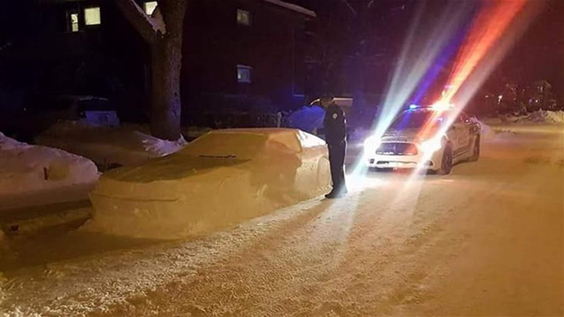 بالصور- الشرطة الكندية تحرر مخالفة سير لسيارة من الثلج!