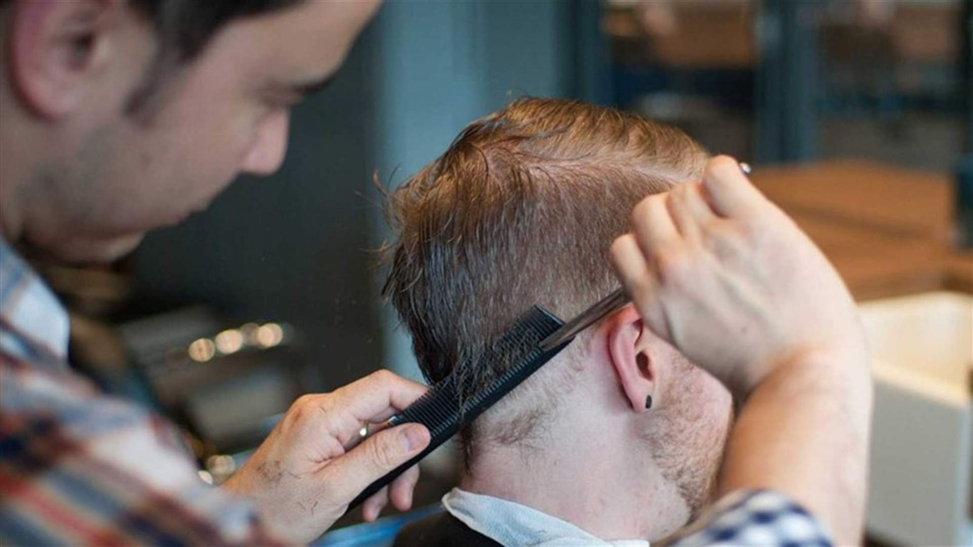 بالفيديو – حلّاق تركي يعتمد طريقة خطيرة لقصّ شعر زبائنه!