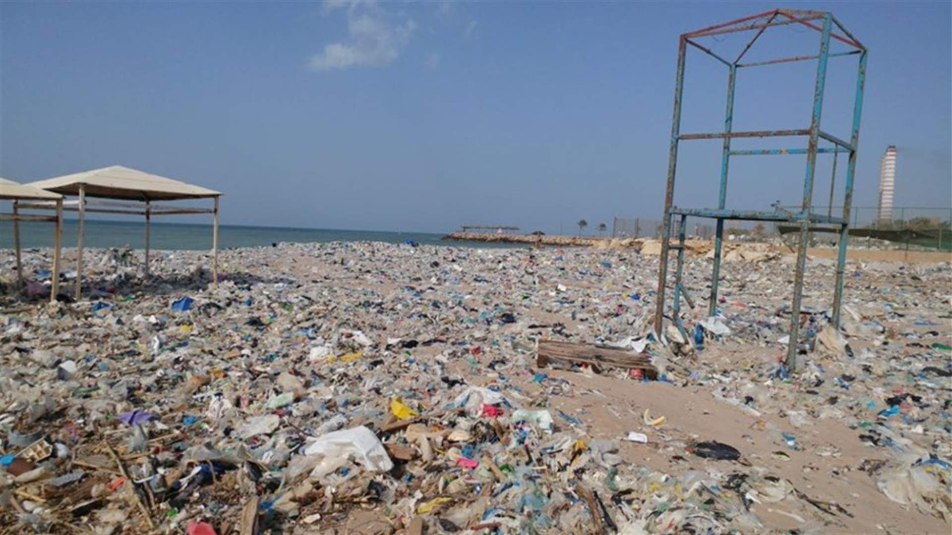 الحريري يتحرك في ملف النفايات على شاطىء ذوق مصبح