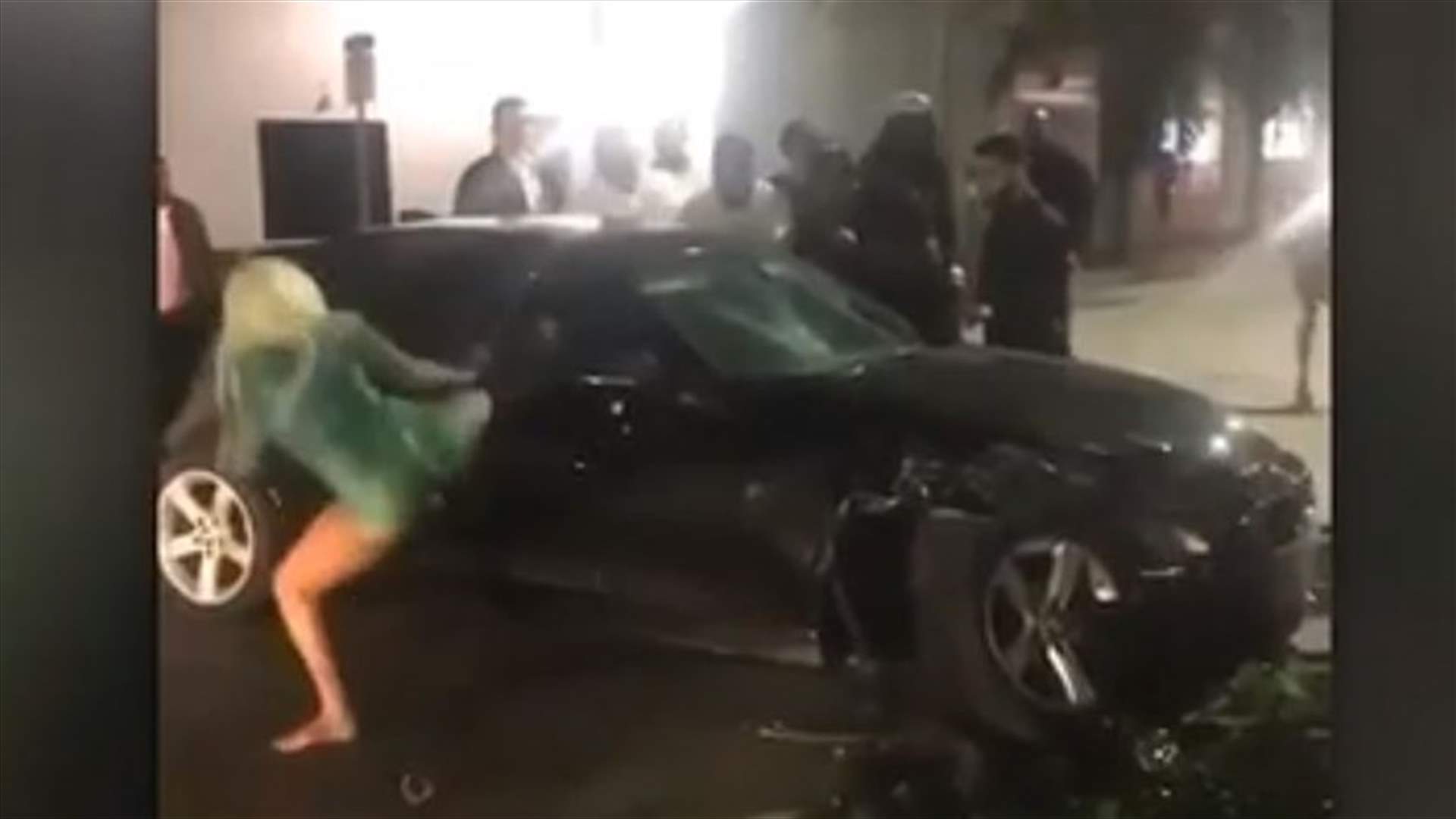 بالفيديو- حادث سير يتحوّل إلى مشهد مأساوي... وهذا ما فعلته شابة
